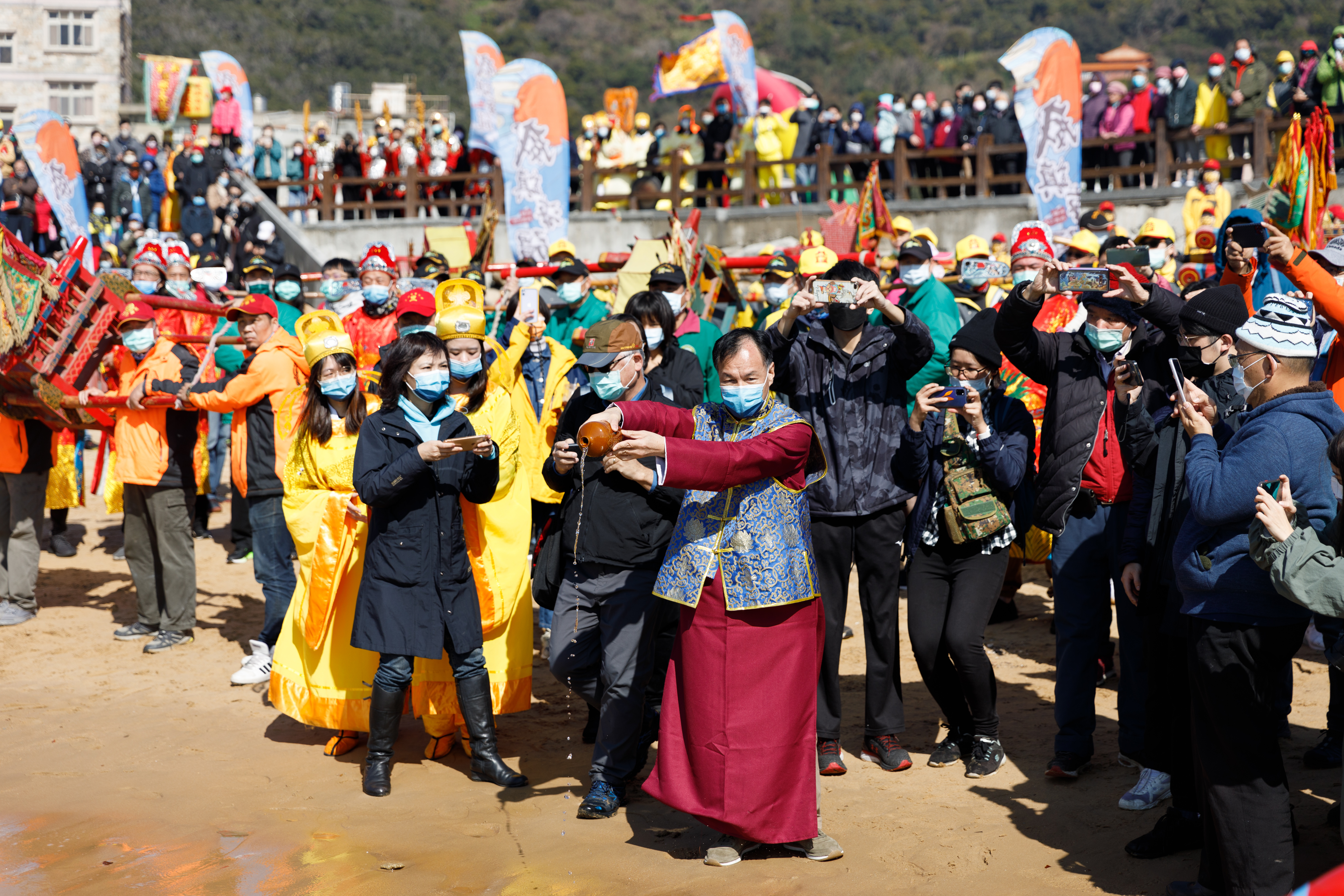 連江縣長劉增應（穿長袍馬褂者），亦參與海邊祭祀大典。