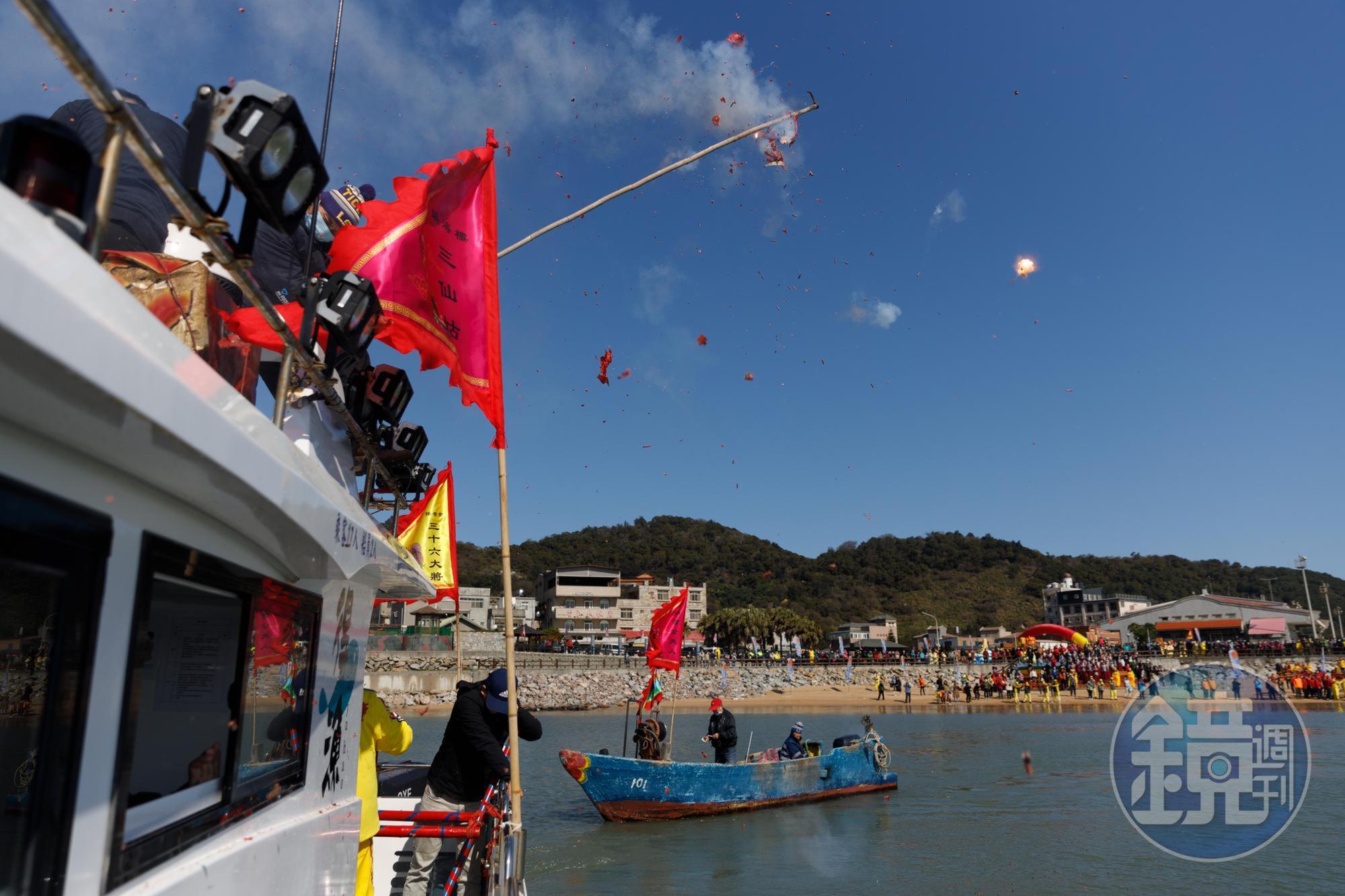 巡守期間鞭炮聲連連,恭送神明和狀元船出發。