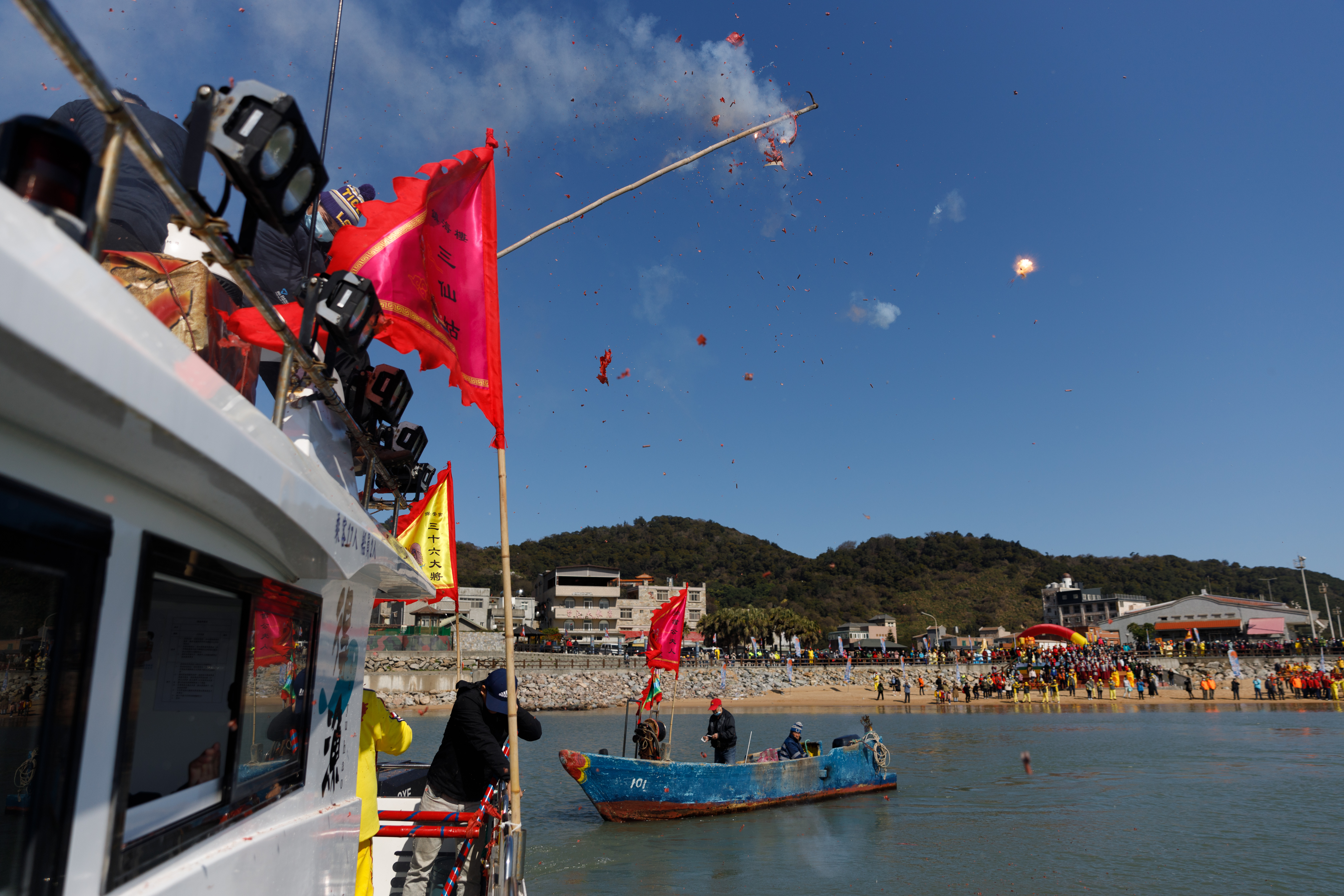 巡守期間鞭炮聲連連，恭送神明和狀元船出發。