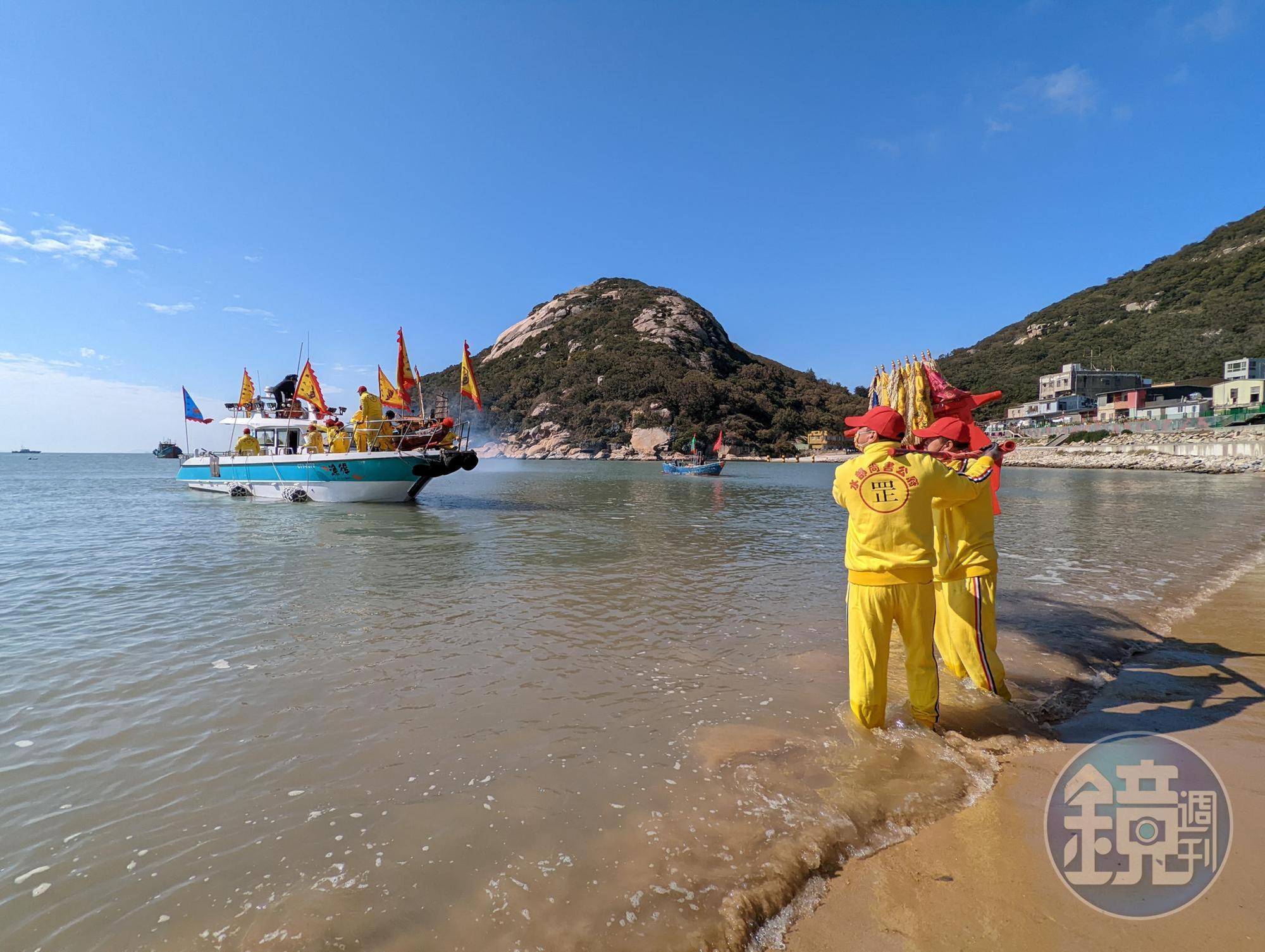 寧靜的海岸線與傳統文化形成一幅美好的畫面。