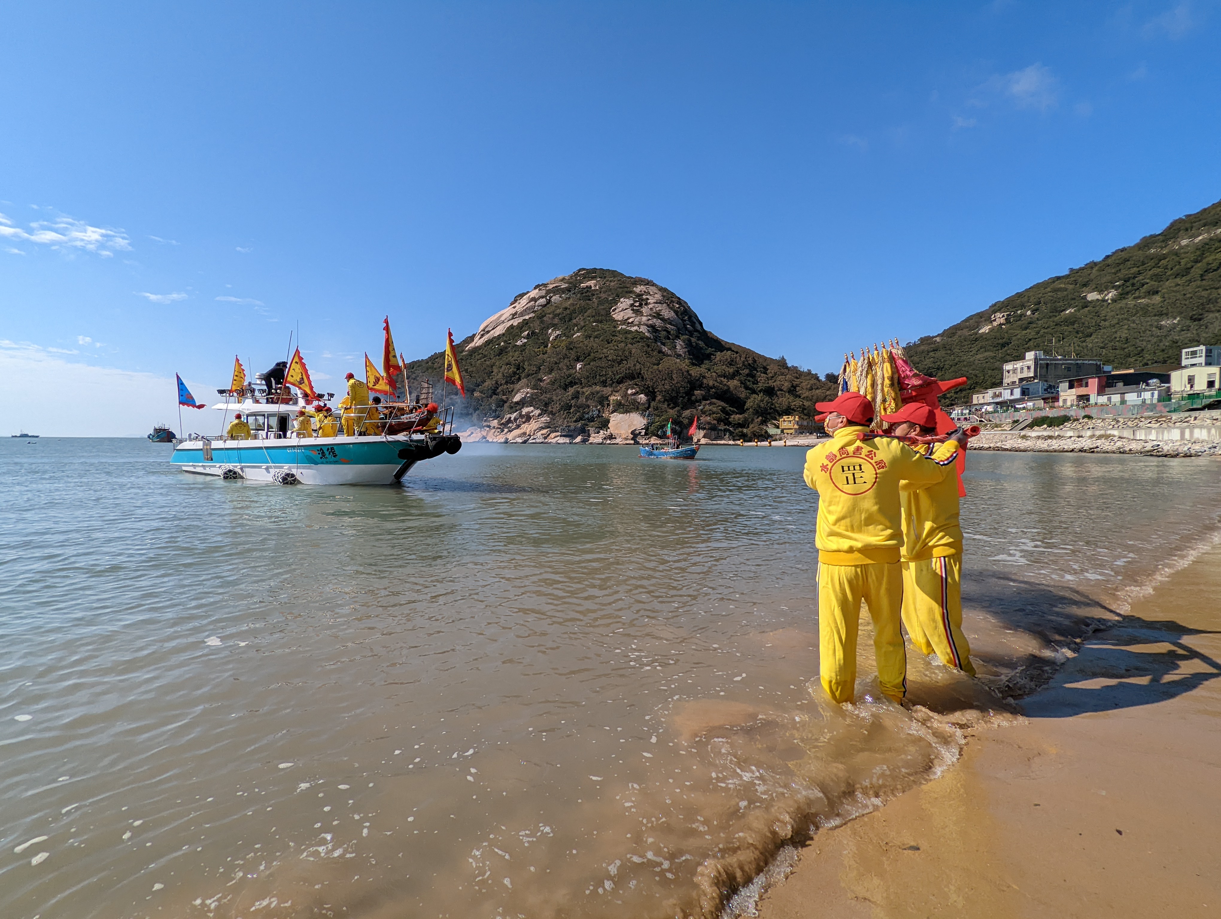 寧靜的海岸線與傳統文化形成一幅美好的畫面。