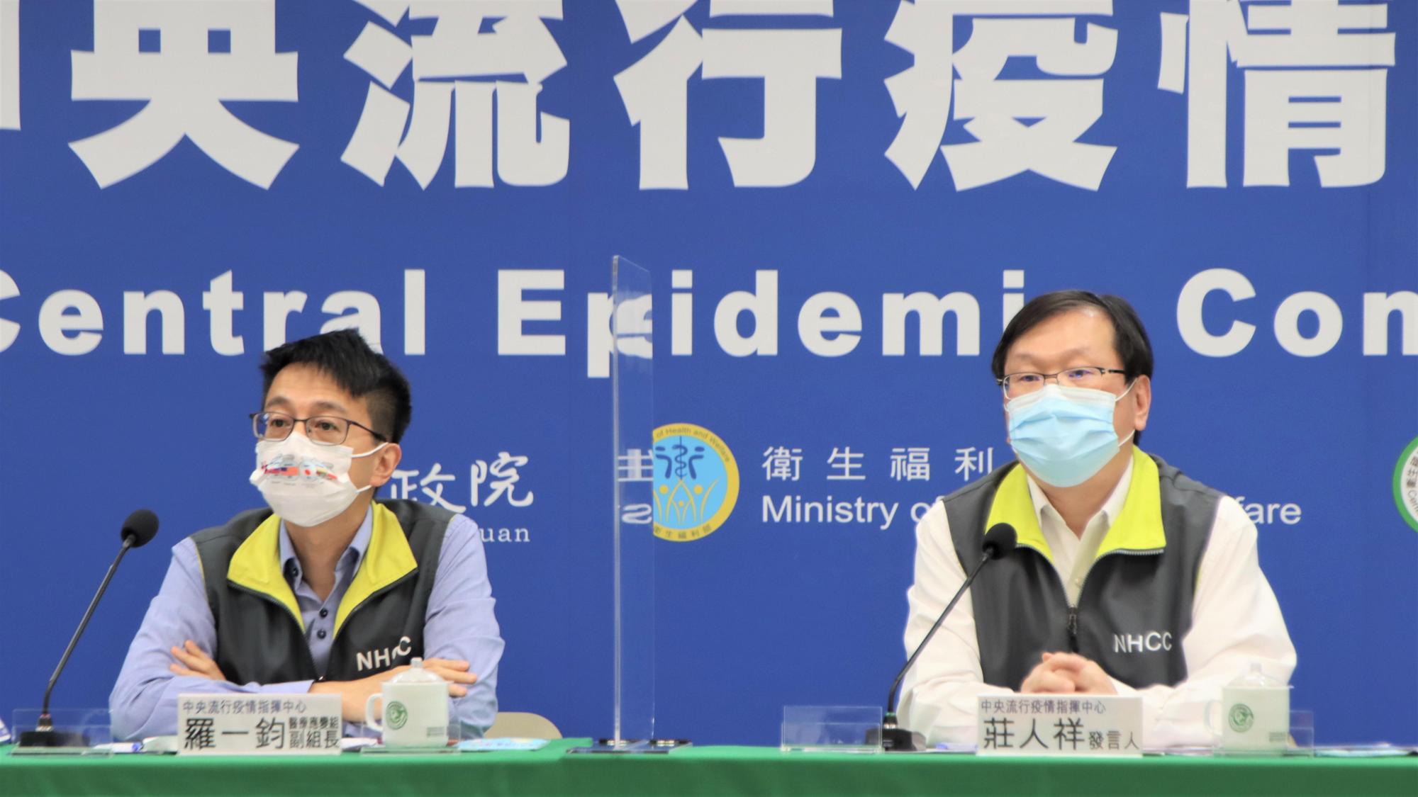 醫療應變組組長羅一鈞(左)說明最新基因定序結果。(指揮中心提供)