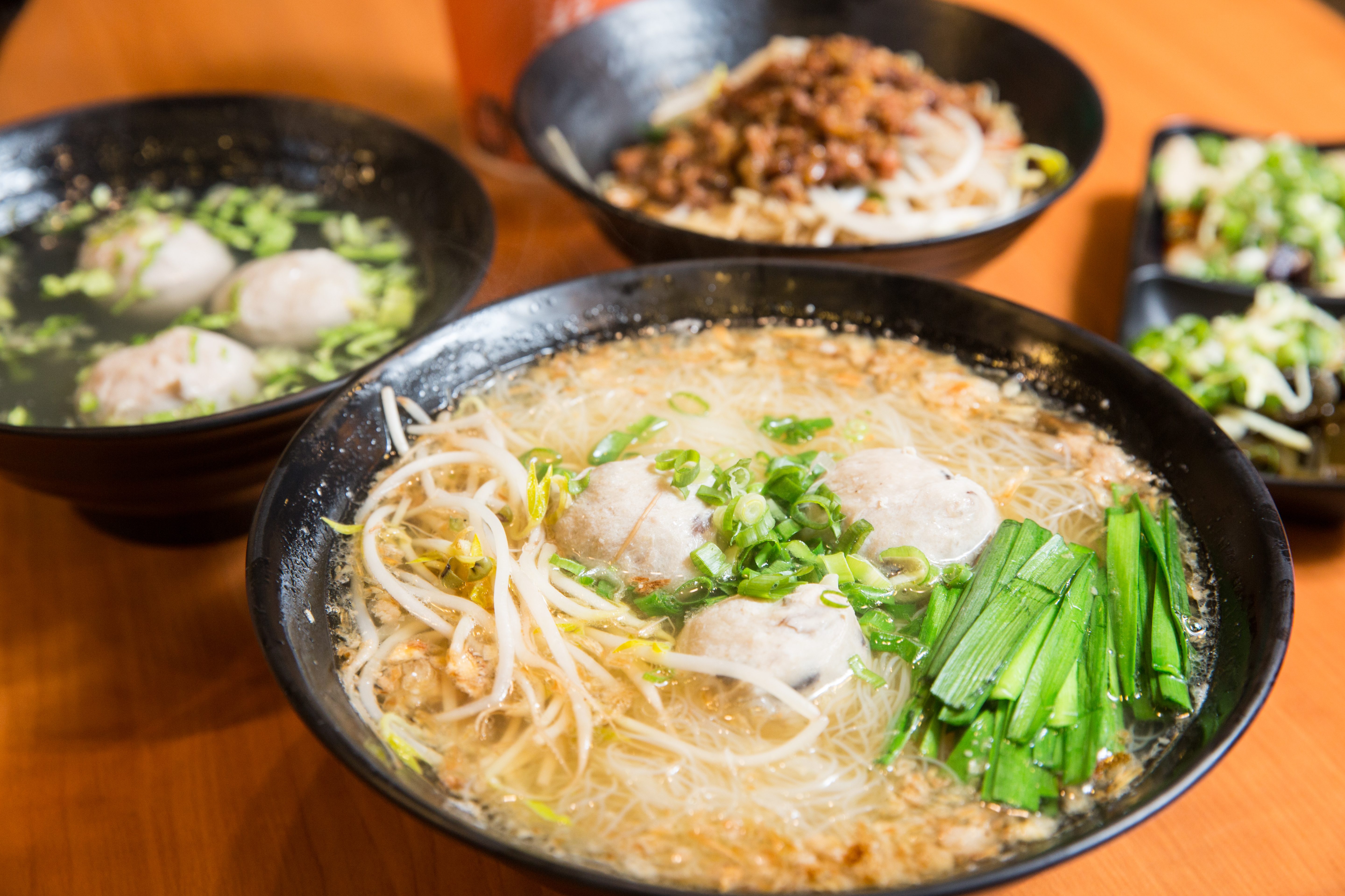 黃世凱在海瑞門市販售熟食，規劃待新冠肺炎疫情趨緩後，廣開實體店。圖為原味豬肉摃丸米粉湯。（120元／份）
