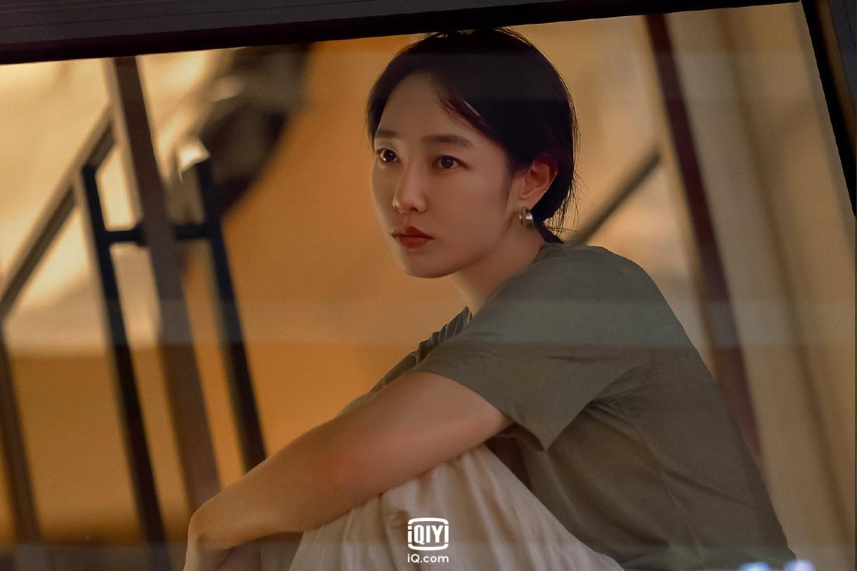 《我們的婚姻》白百何飾演重返職場的全職媽媽。(愛奇藝國際站提供)