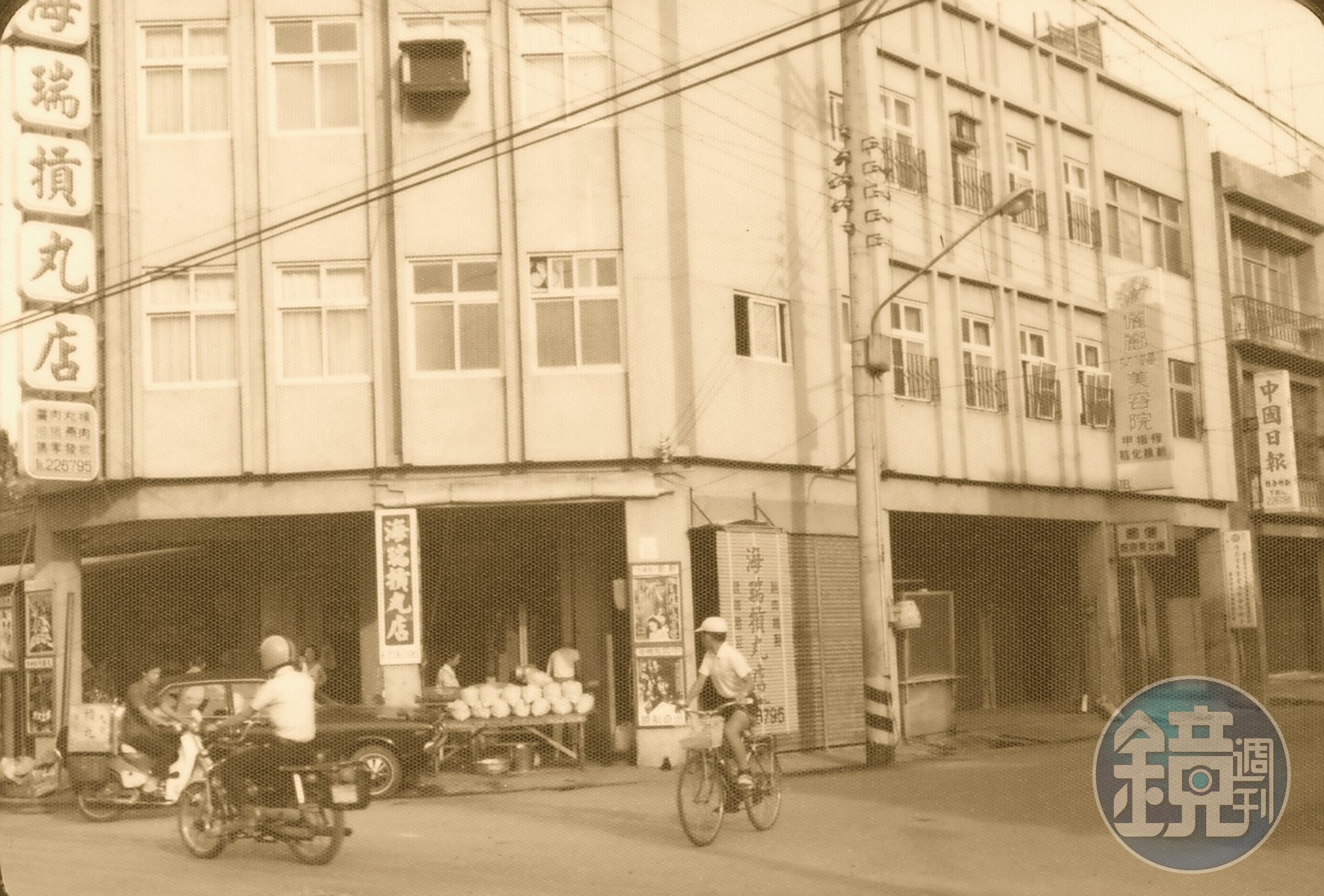 因手工摃丸大受歡迎，黃海瑞便以自己的名字開店專賣摃丸。（黃世凱提供）