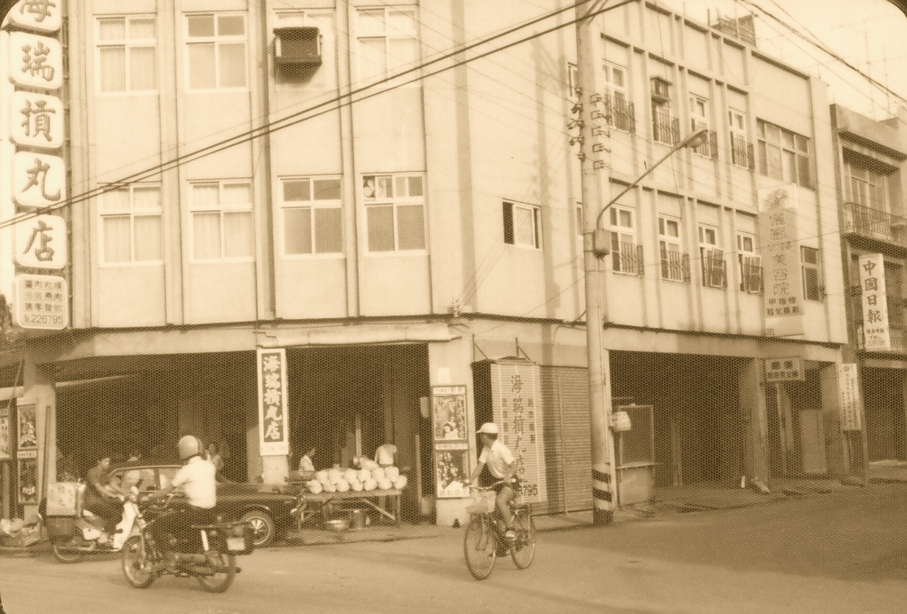 因手工摃丸大受歡迎，黃海瑞便以自己的名字開店專賣摃丸。（黃世凱提供）