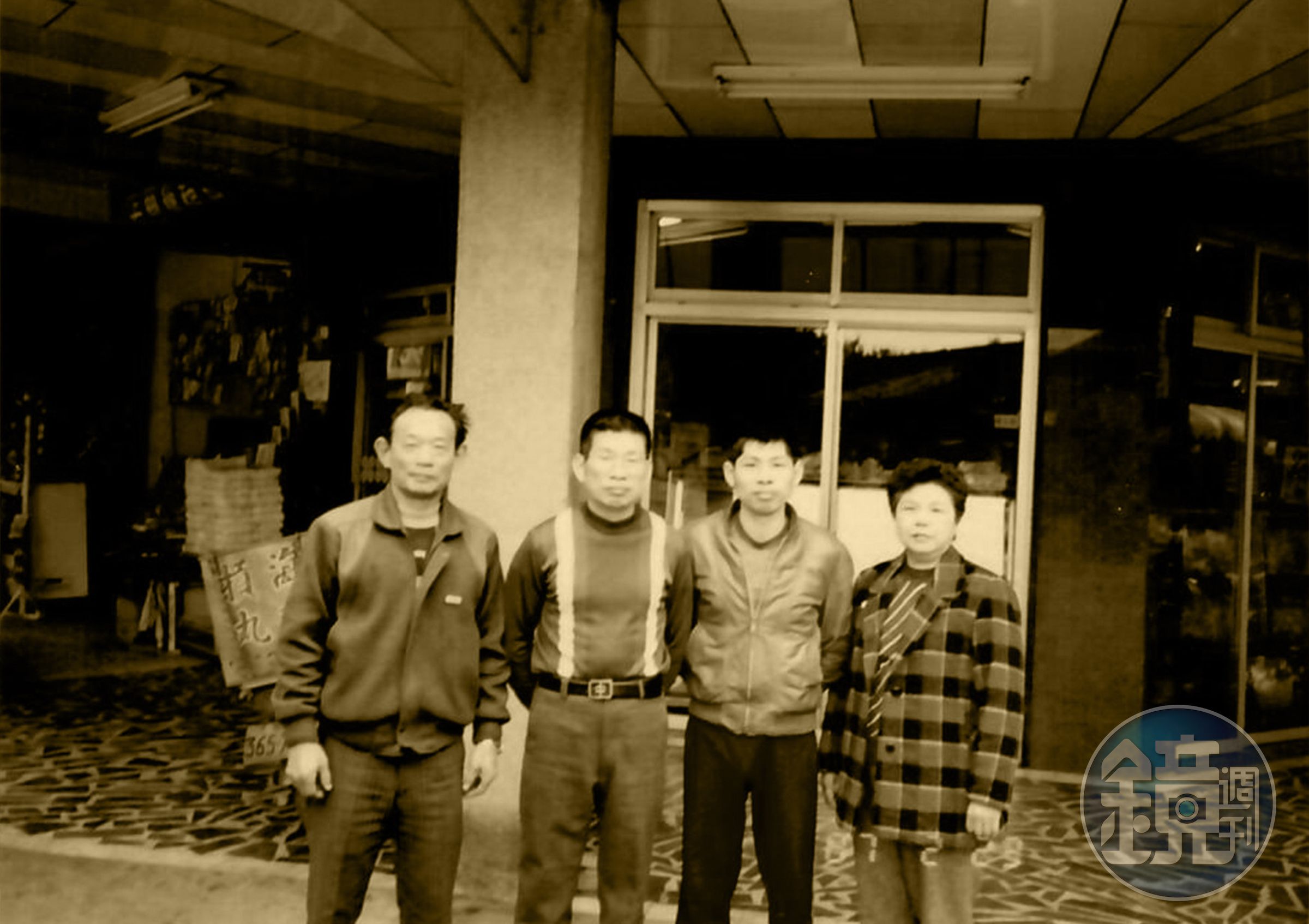 第一代黃海瑞（左2）創立海瑞摃丸店，第二代黃文彬（右2）則轉型為家庭小工廠，在新竹當地頗具知名度。（黃世凱提供）