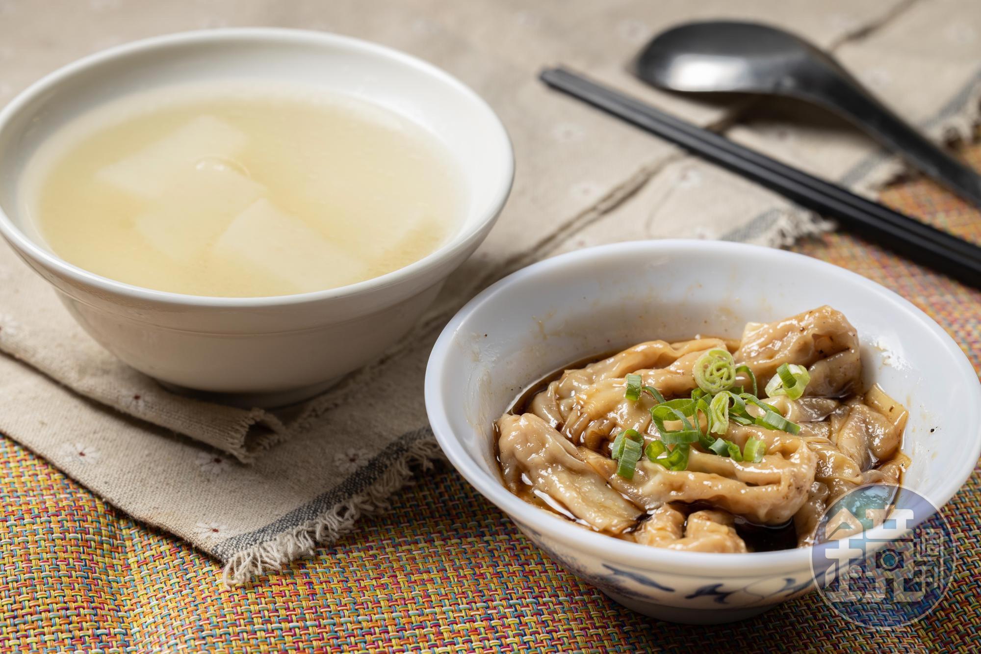 「紅油抄手」（右，70元／碗）也是老闆自製，用豬前腿絞肉製作內餡，散發花椒香氣，搭配一碗以元榆牧場的雞骨熬製，不添加味精及雞粉的「蘿蔔湯」（左，35元／碗），鮮甜純粹。