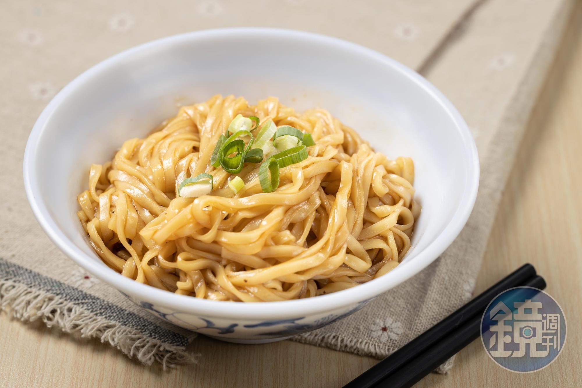 拌勻川味調料的「瓊芳撚麵」，選用扁形雞蛋麵，能感受到麵體的Q勁。（55元／碗）