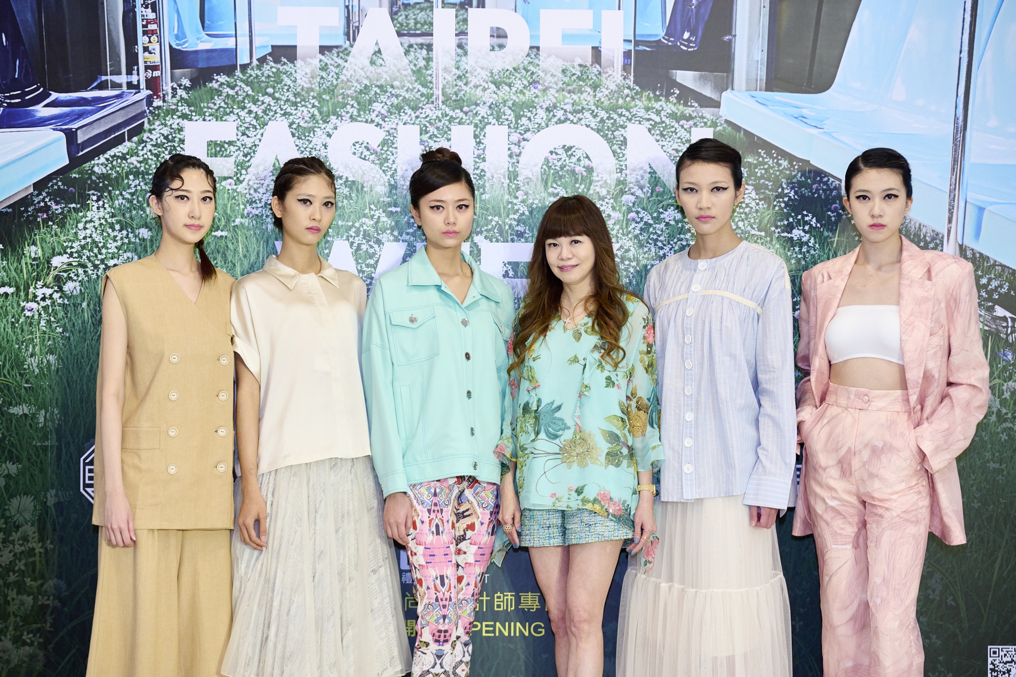 臺北時裝週與禮客打造永續時尚設計師專區開幕活動,時尚CEO禮客溫筱鴻董事長今日也特別穿上2022春夏克萊亞蔡麗玉設計師的最新春裝搭配竇騰璜上一季短褲,現場邀請伊林名模穿著設計師作品走秀。