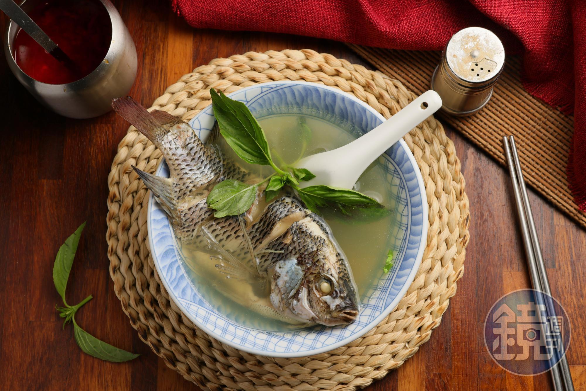 以大骨湯滾過的「鮮魚湯」,用上重量介於6.5兩到7兩之間的一整尾吳郭魚,肉質細緻且沒有惱人土味。(100元/碗)