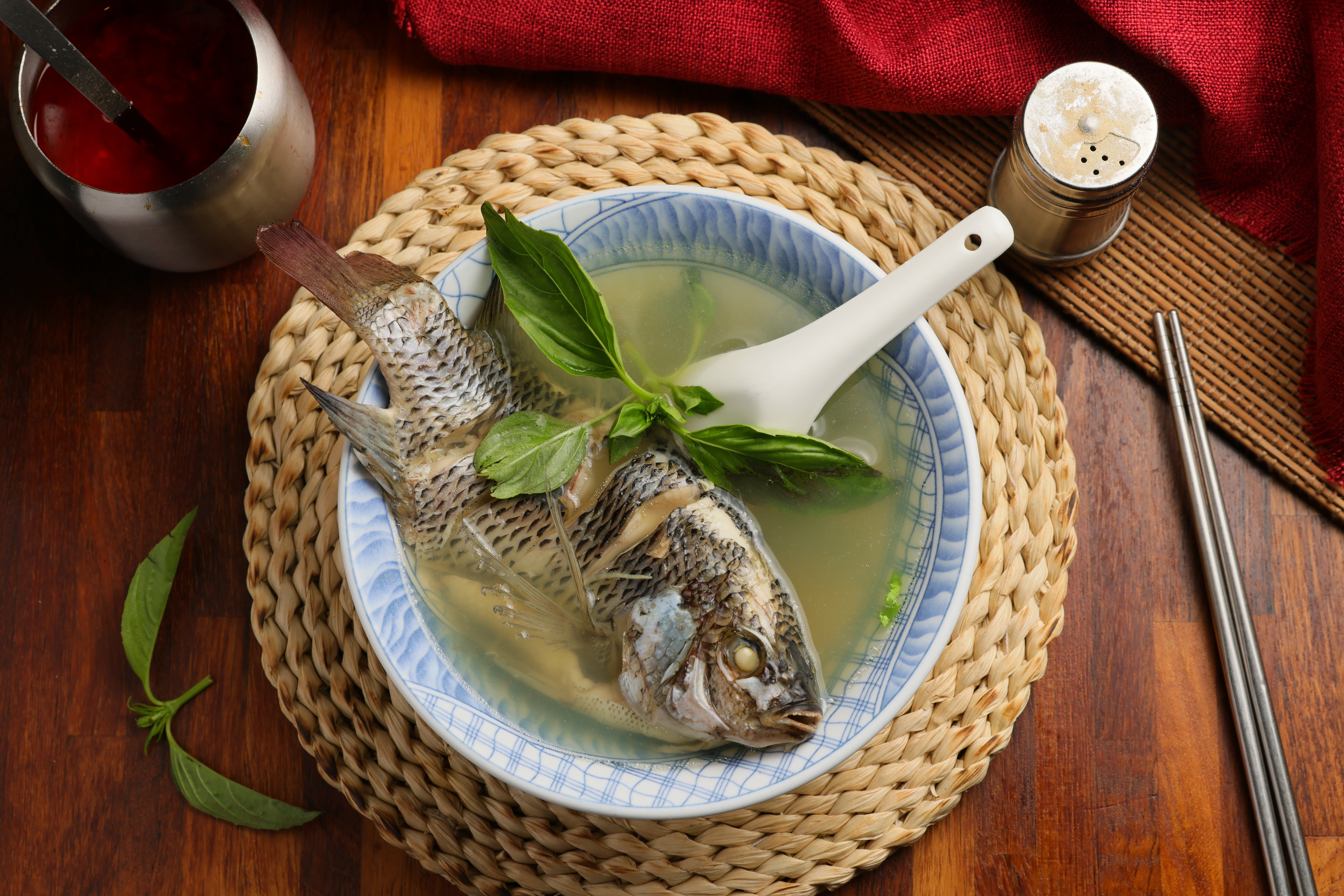 以大骨湯滾過的「鮮魚湯」，用上重量介於6.5兩到7兩之間的一整尾吳郭魚，肉質細緻且沒有惱人土味。（100元／碗）