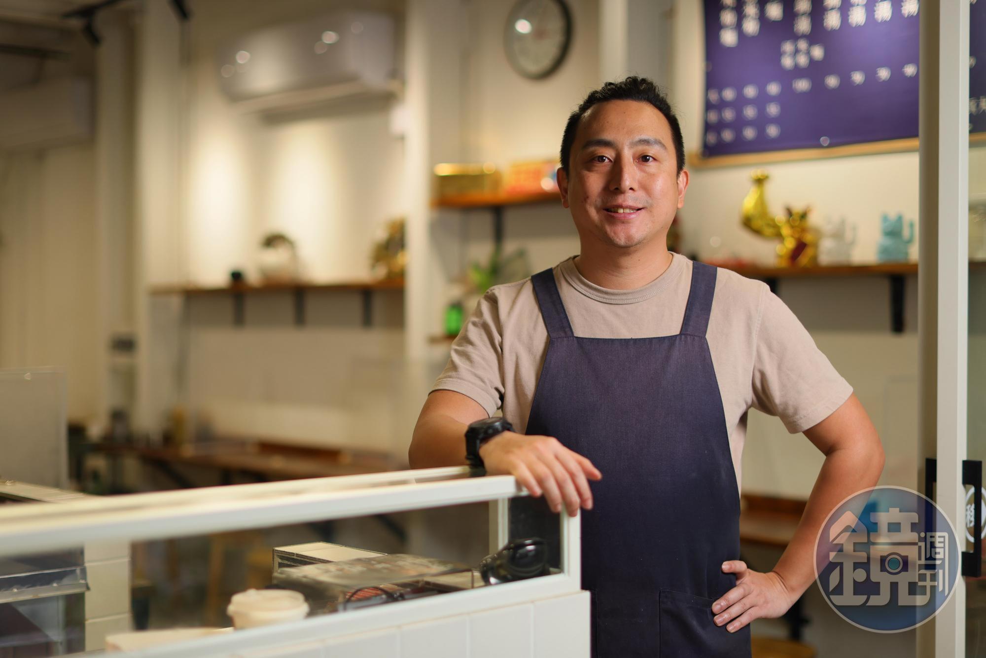 第3代老闆徐肇謙在店內煮湯、招呼客人,親力親為守護老店精神,也帶領家族成員,開啟老攤新氣象。