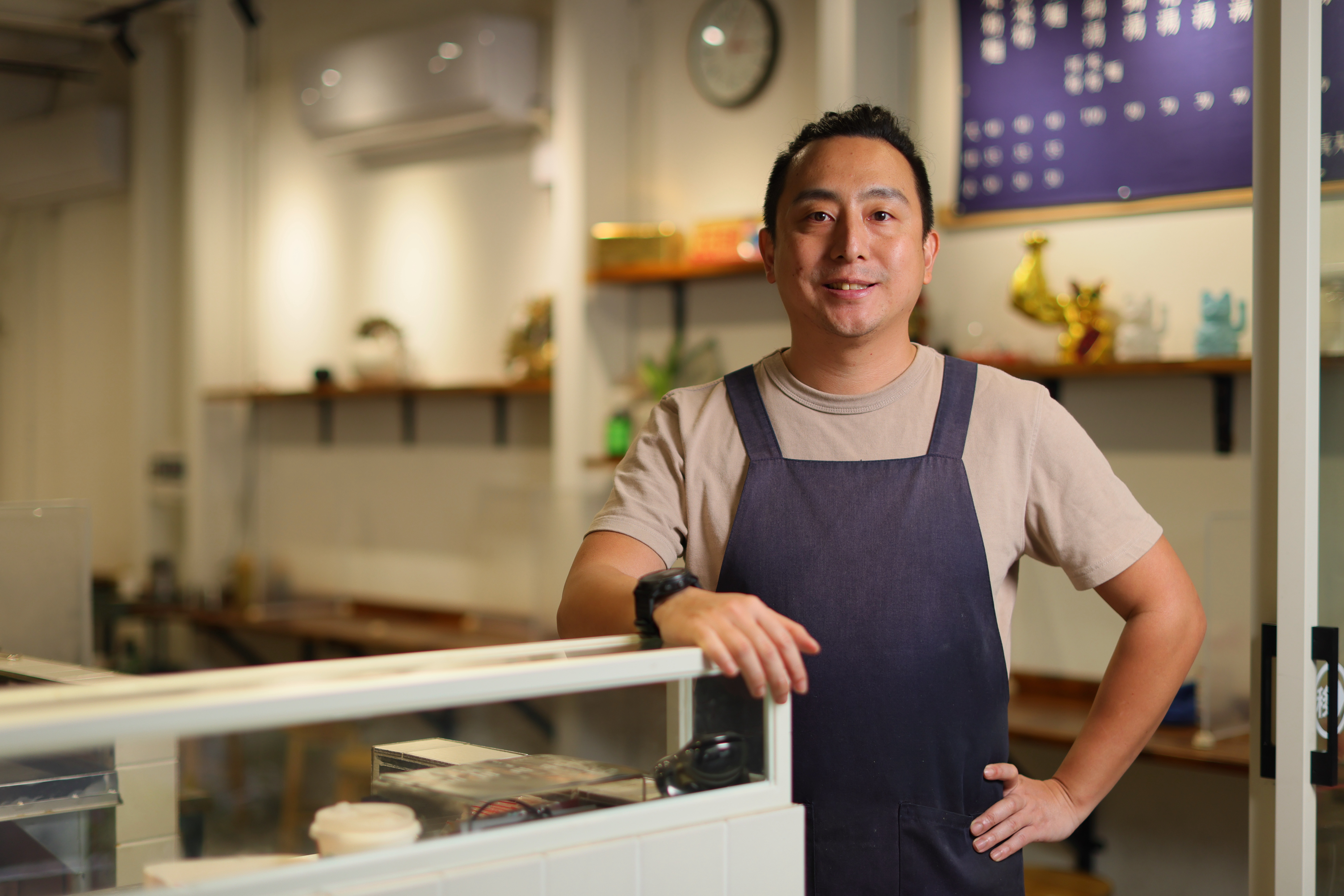第3代老闆徐肇謙在店內煮湯、招呼客人，親力親為守護老店精神，也帶領家族成員，開啟老攤新氣象。