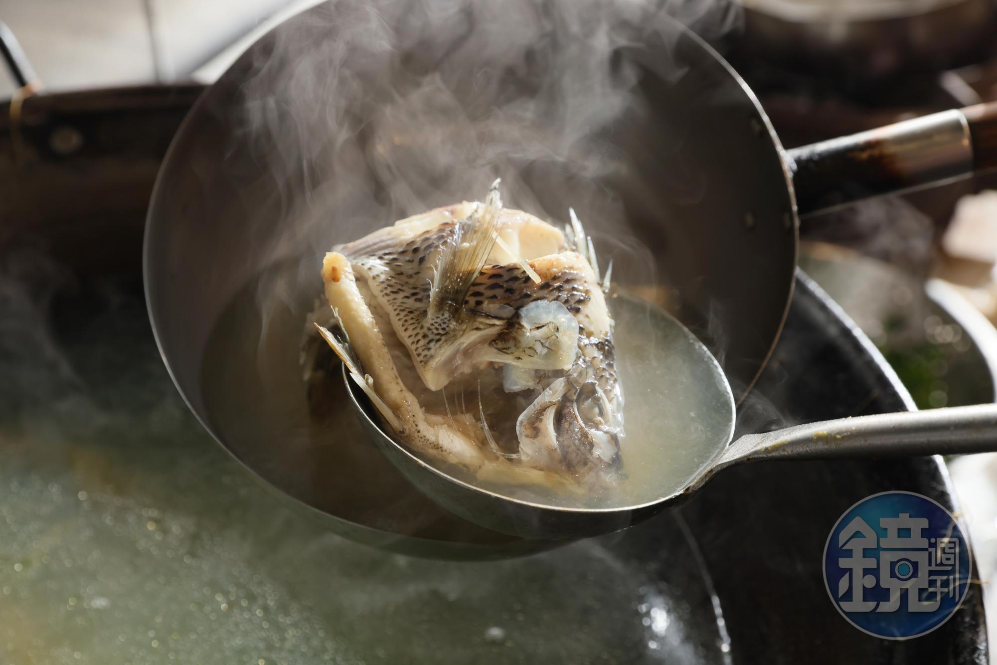 吳郭魚湯現點現煮,一喝暖脾胃。