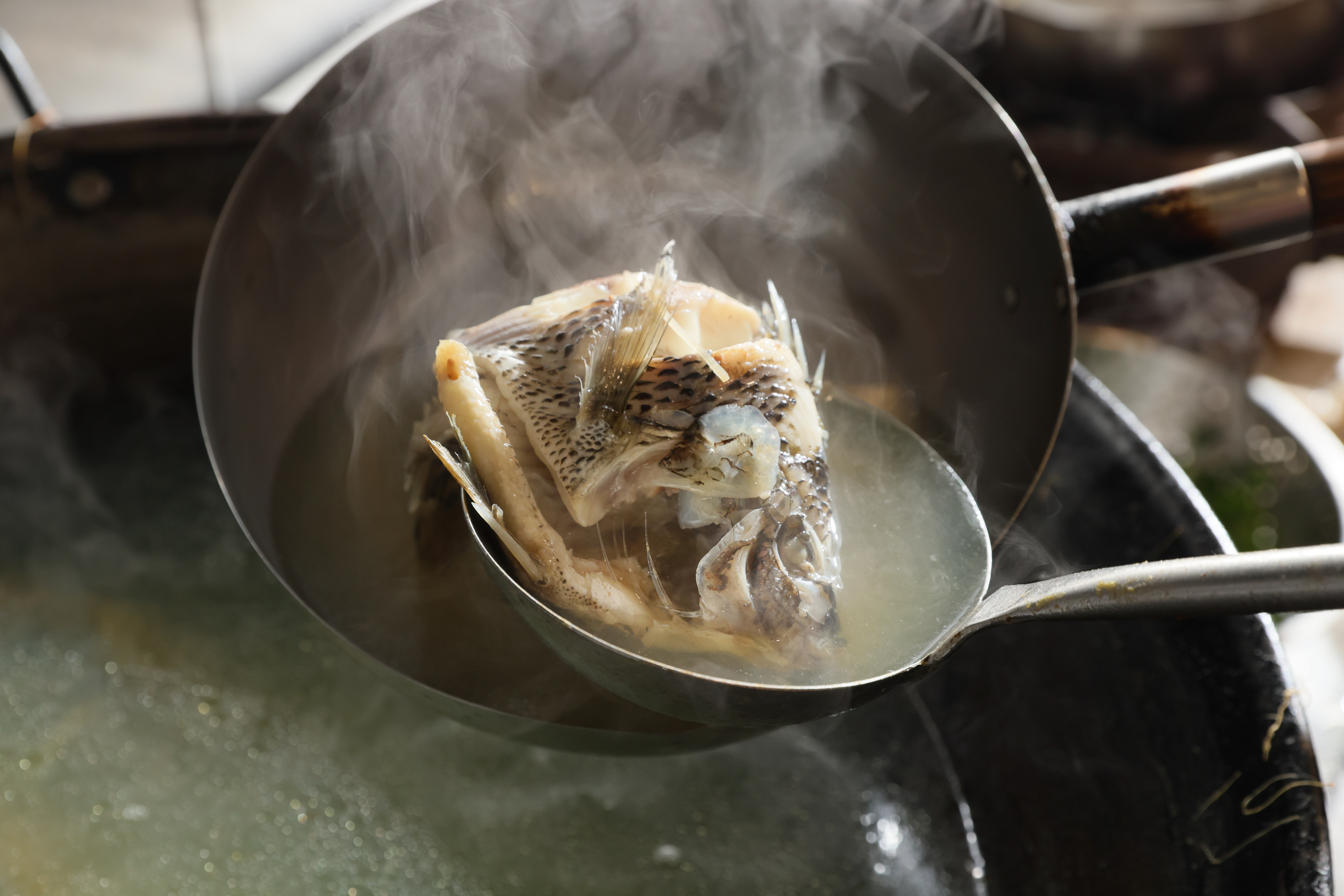 吳郭魚湯現點現煮，一喝暖脾胃。