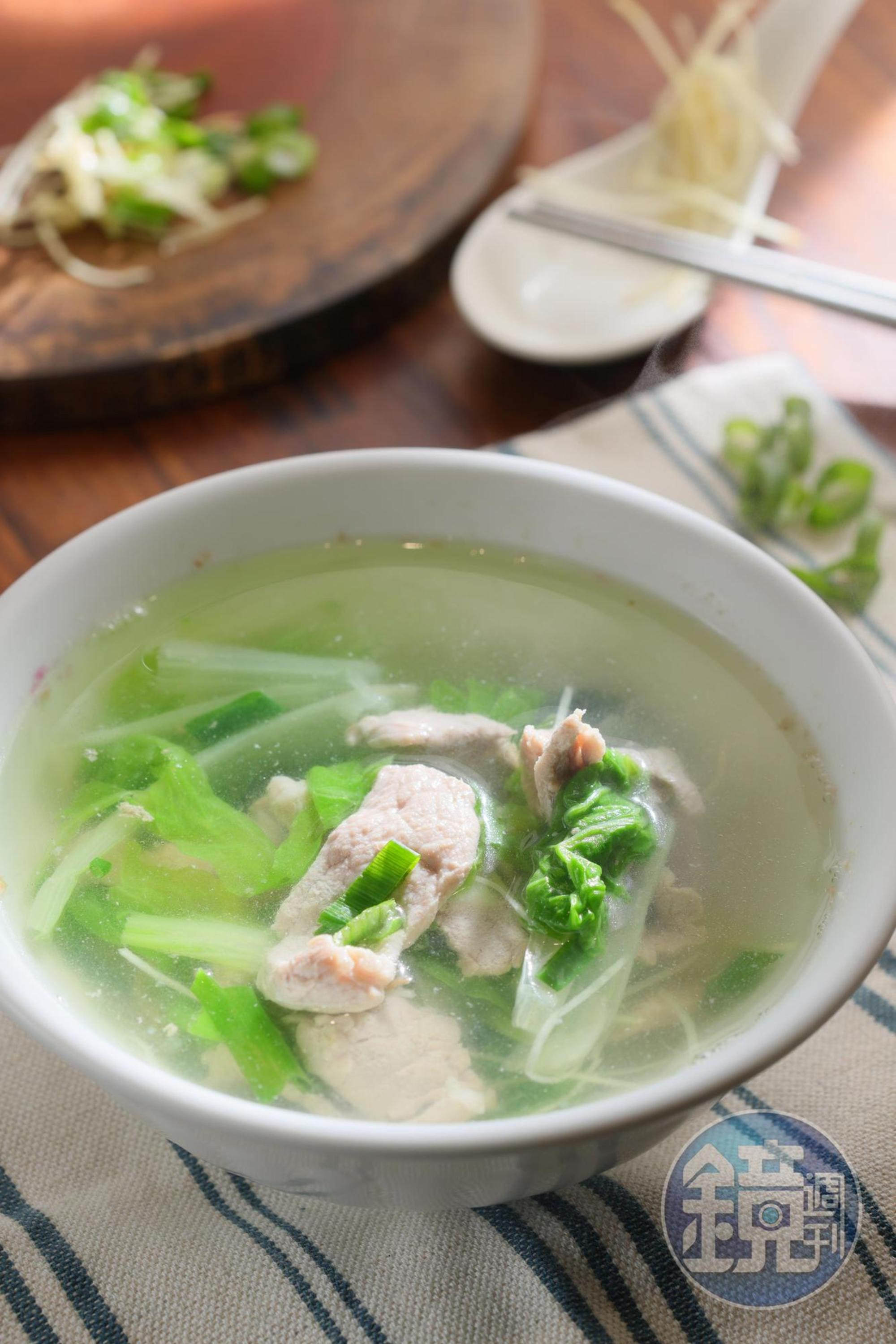 「赤肉湯」挑選軟嫩的腰內肉,老闆特別請肉攤手切,保留口感。(70元/碗)