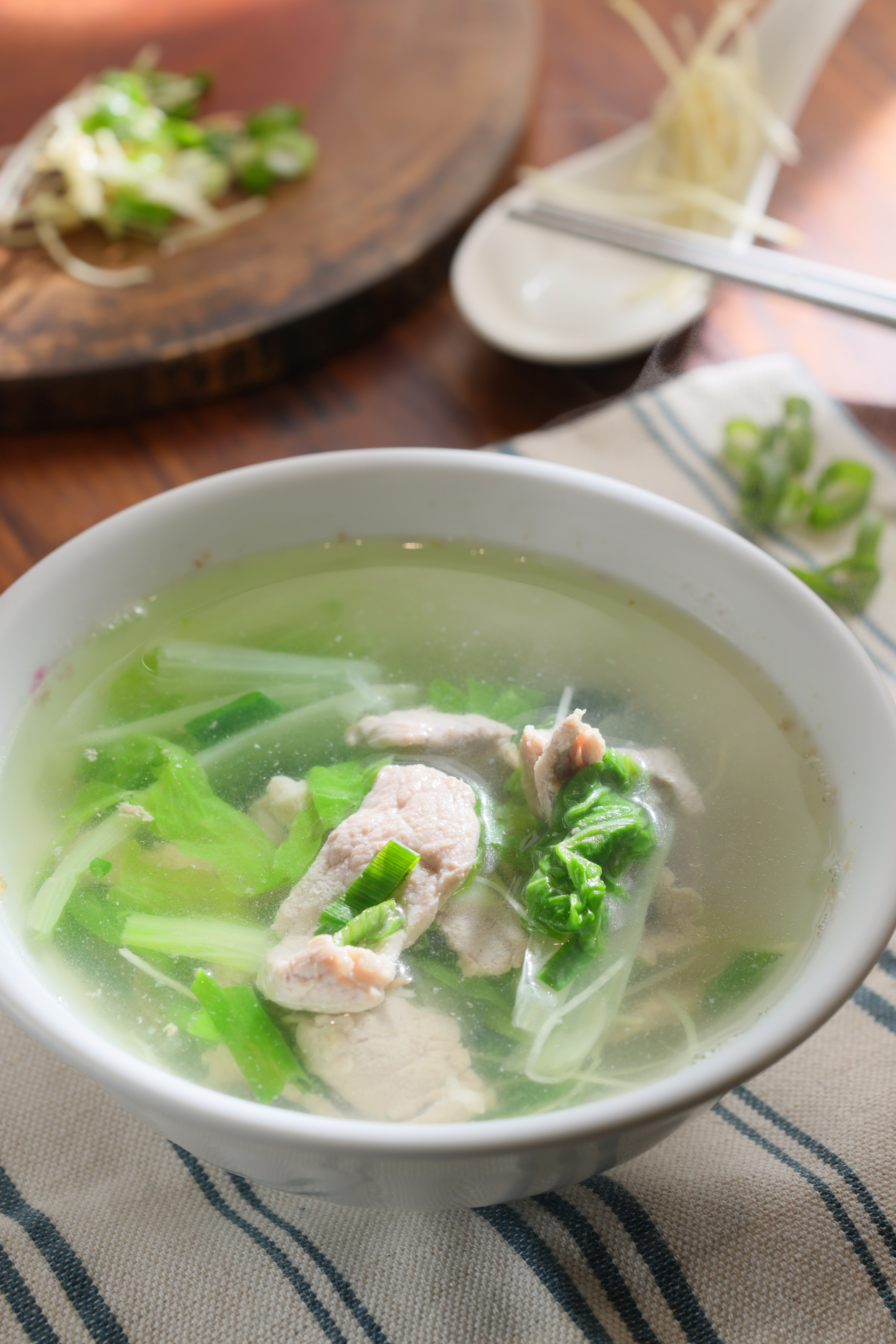 「赤肉湯」挑選軟嫩的腰內肉，老闆特別請肉攤手切，保留口感。（70元／碗）
