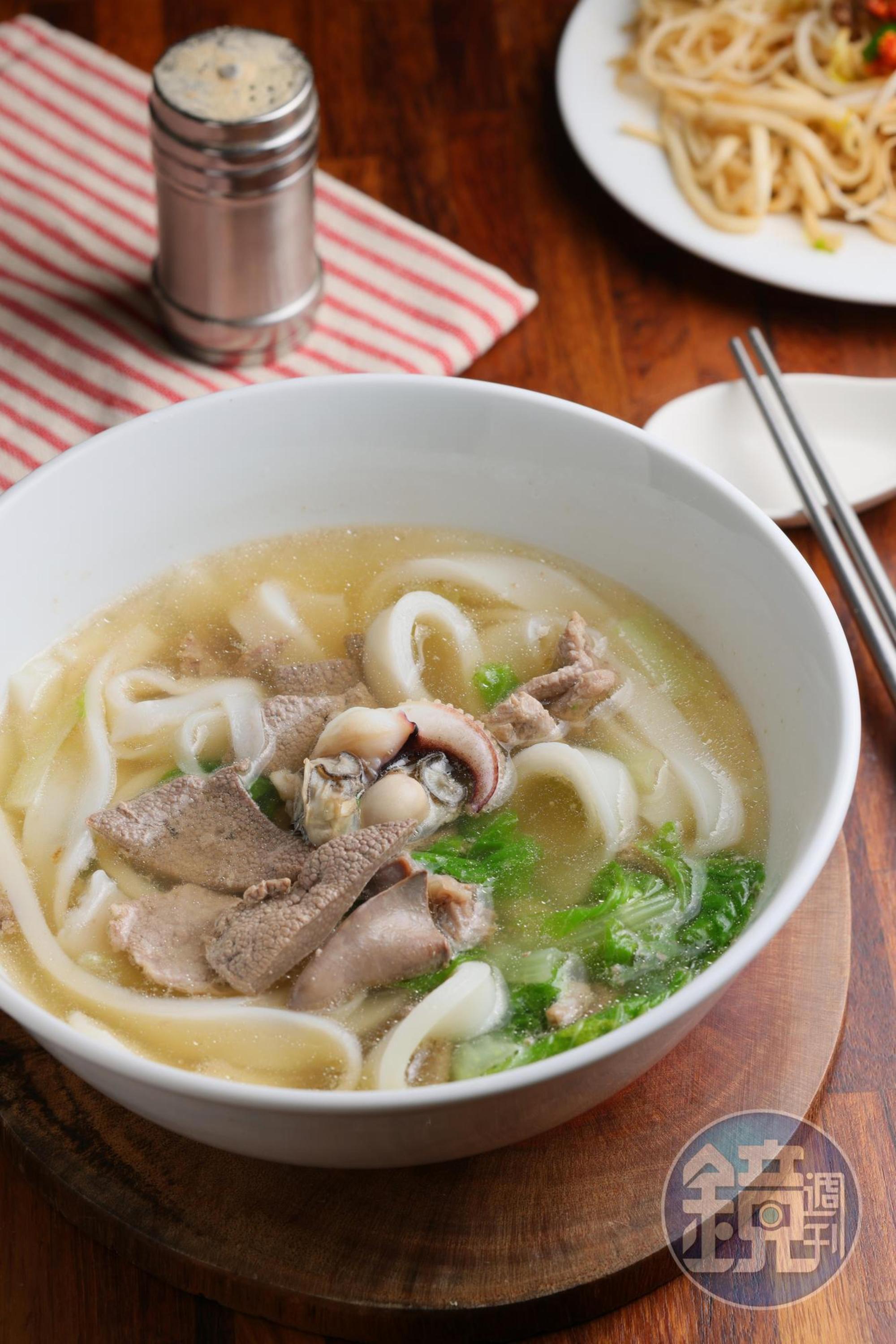 「什錦湯河粉」有赤肉、蚵仔、豬肝、花枝和下水,一碗吃進店內所有配料。(100元/碗)