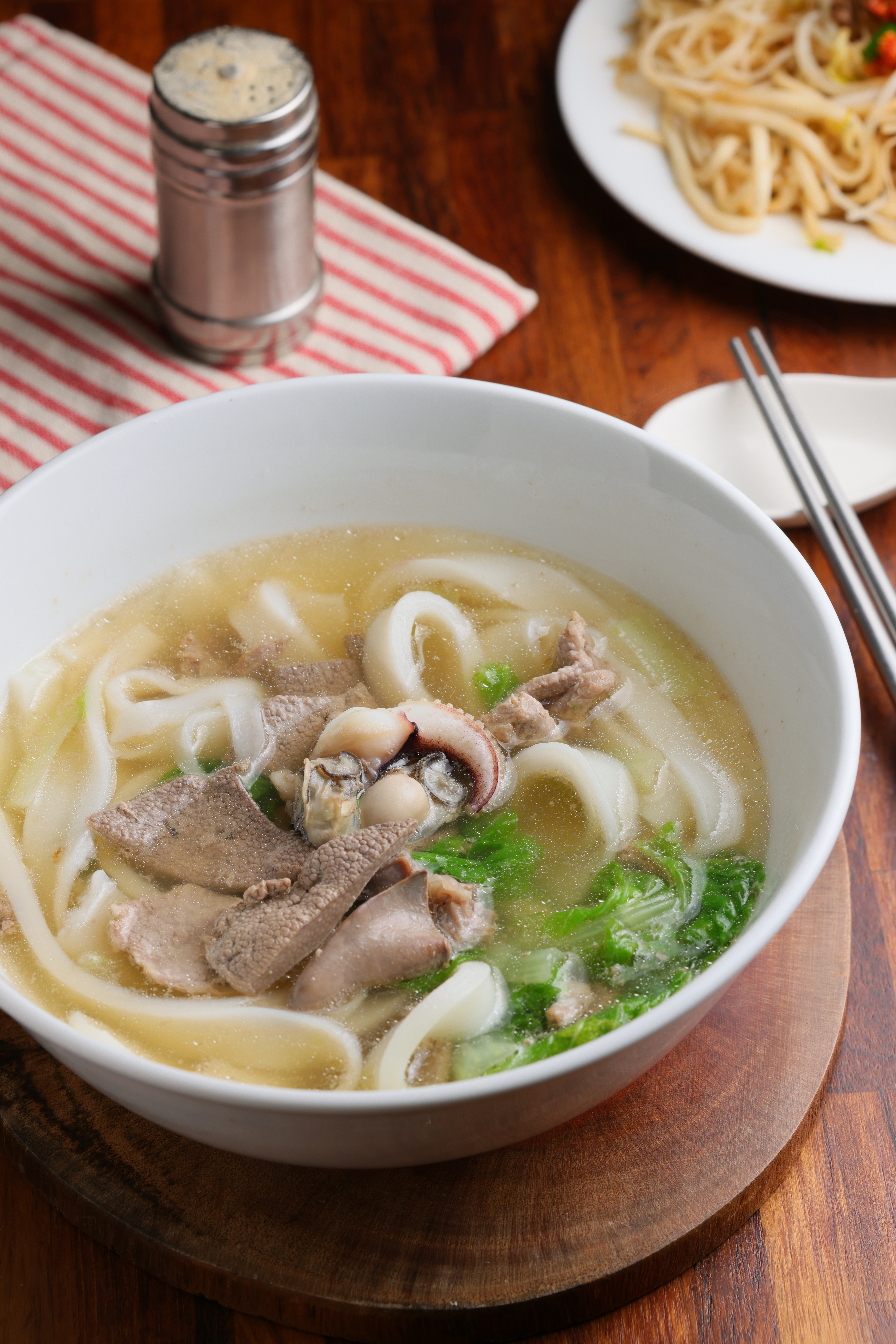 「什錦湯河粉」有赤肉、蚵仔、豬肝、花枝和下水，一碗吃進店內所有配料。（100元／碗）