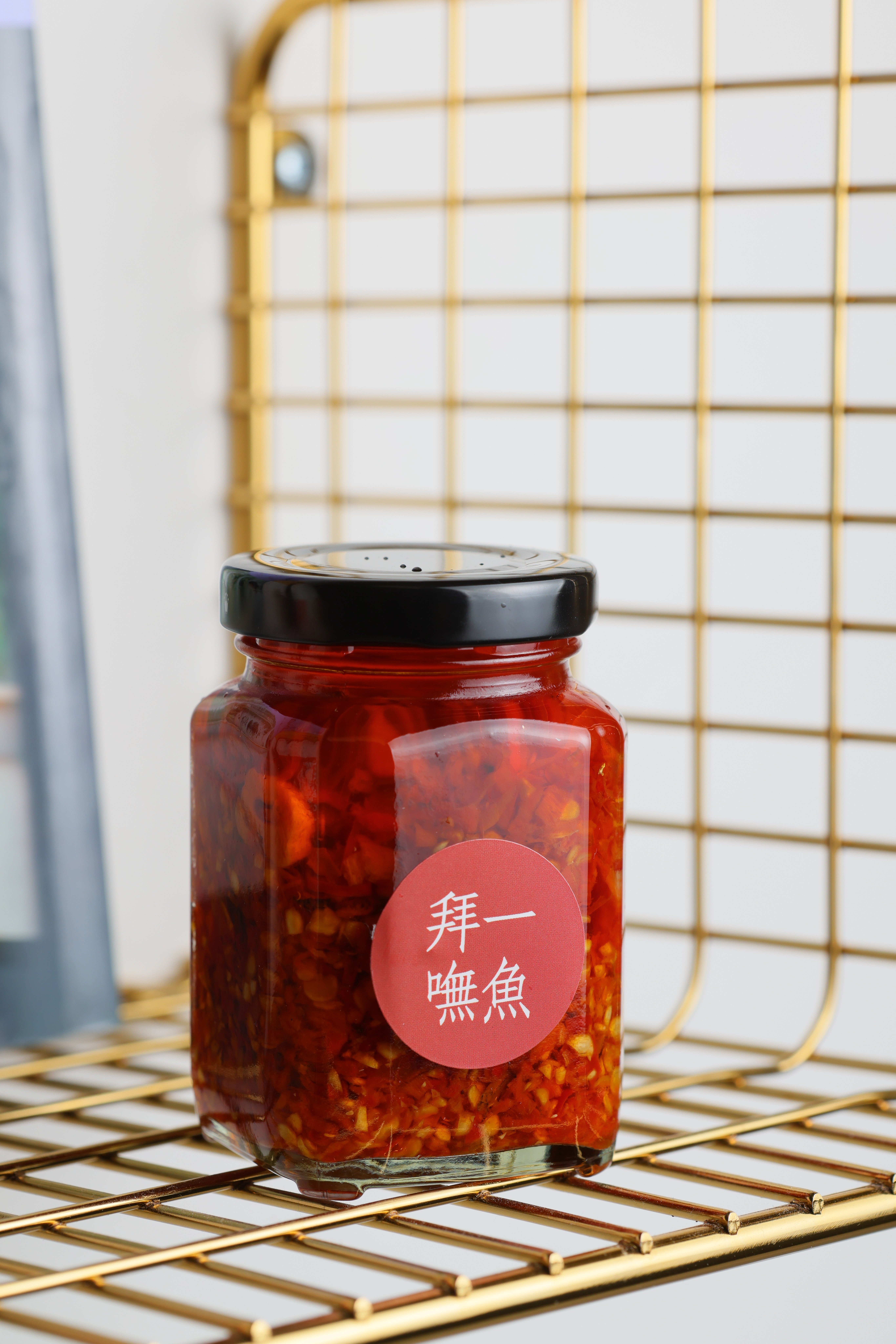 店內販售的「拜一嘸魚」辣椒醬，也是進化版，在朝天椒裡加入少許鬼椒，提升辣度。 （180元／罐）