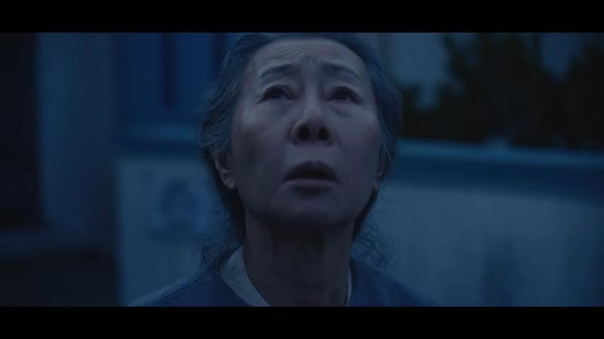 尹汝貞在《柏青哥》飾演赴日生活的善慈，為了生活隱忍且犧牲。（翻攝自預告）
