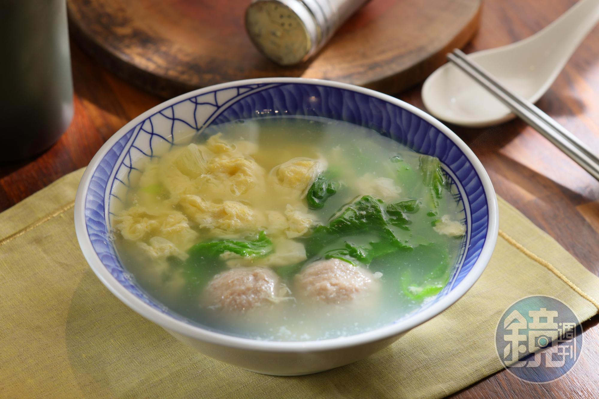 「貢蛋湯」選用黑豬肉貢丸,咬下有彈性,是疫情後人氣竄升的湯品。(40元/碗)