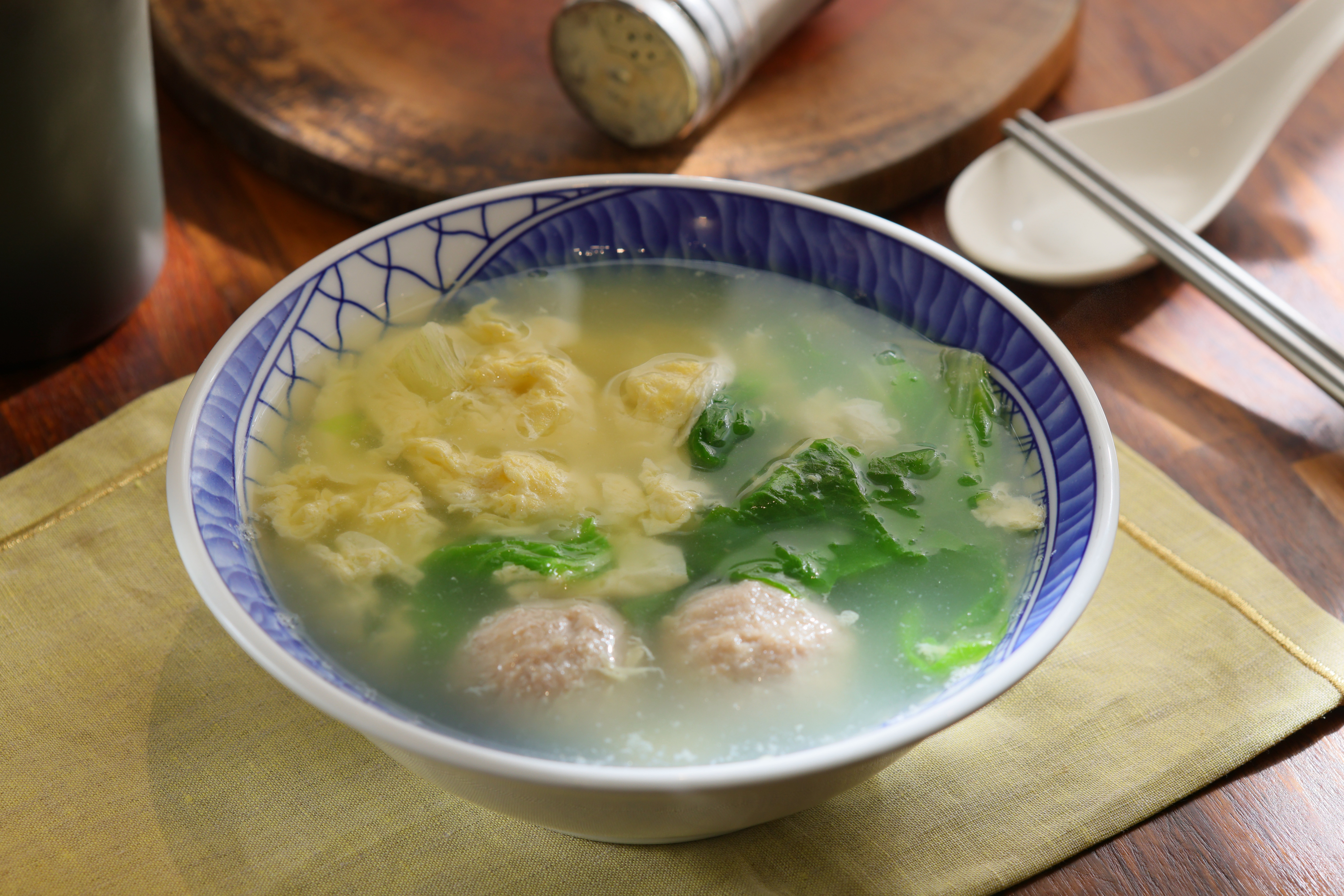 「貢蛋湯」選用黑豬肉貢丸，咬下有彈性，是疫情後人氣竄升的湯品。（40元／碗）