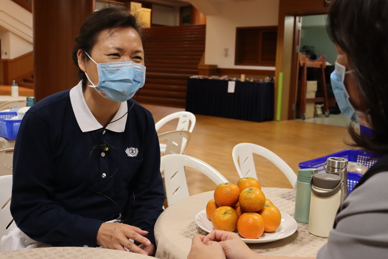 王玉春靠一支20年沒換過的住家電話救人一命。（慈濟提供）