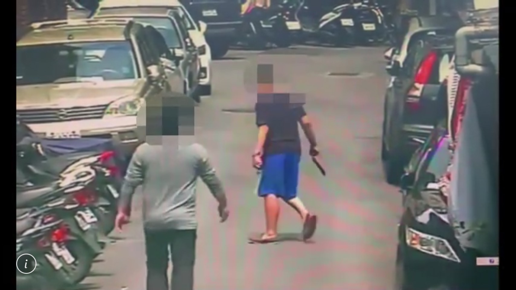 廖男拿著刀械在大街上揮舞閒晃，其叔叔在後一路尾隨。（翻攝畫面）