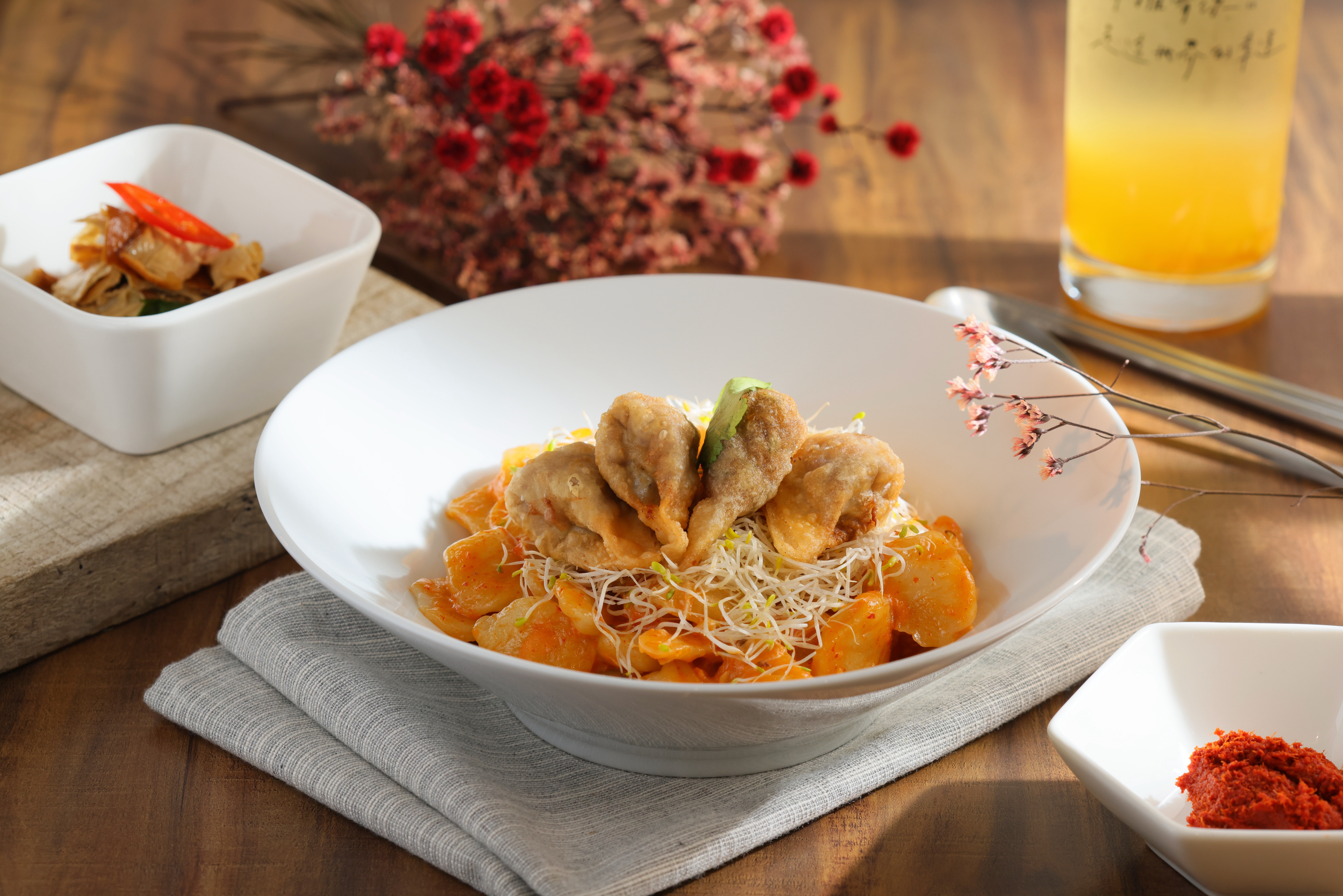 新菜色「脆皮餛飩泰式紅咖哩麵疙瘩」以紅咖哩醬調和番茄糊、椰奶，餛飩肉餡用紅蔥頭提味，中層再鋪上苜蓿芽增色解膩。（200元／碗）