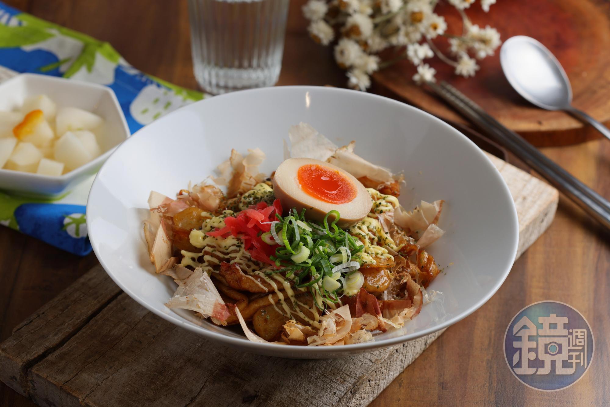 「屋台風日式炒麵疙瘩」舀起拌勻美乃滋的麵疙瘩,味蕾旅行一秒就出發。(180元/碗)