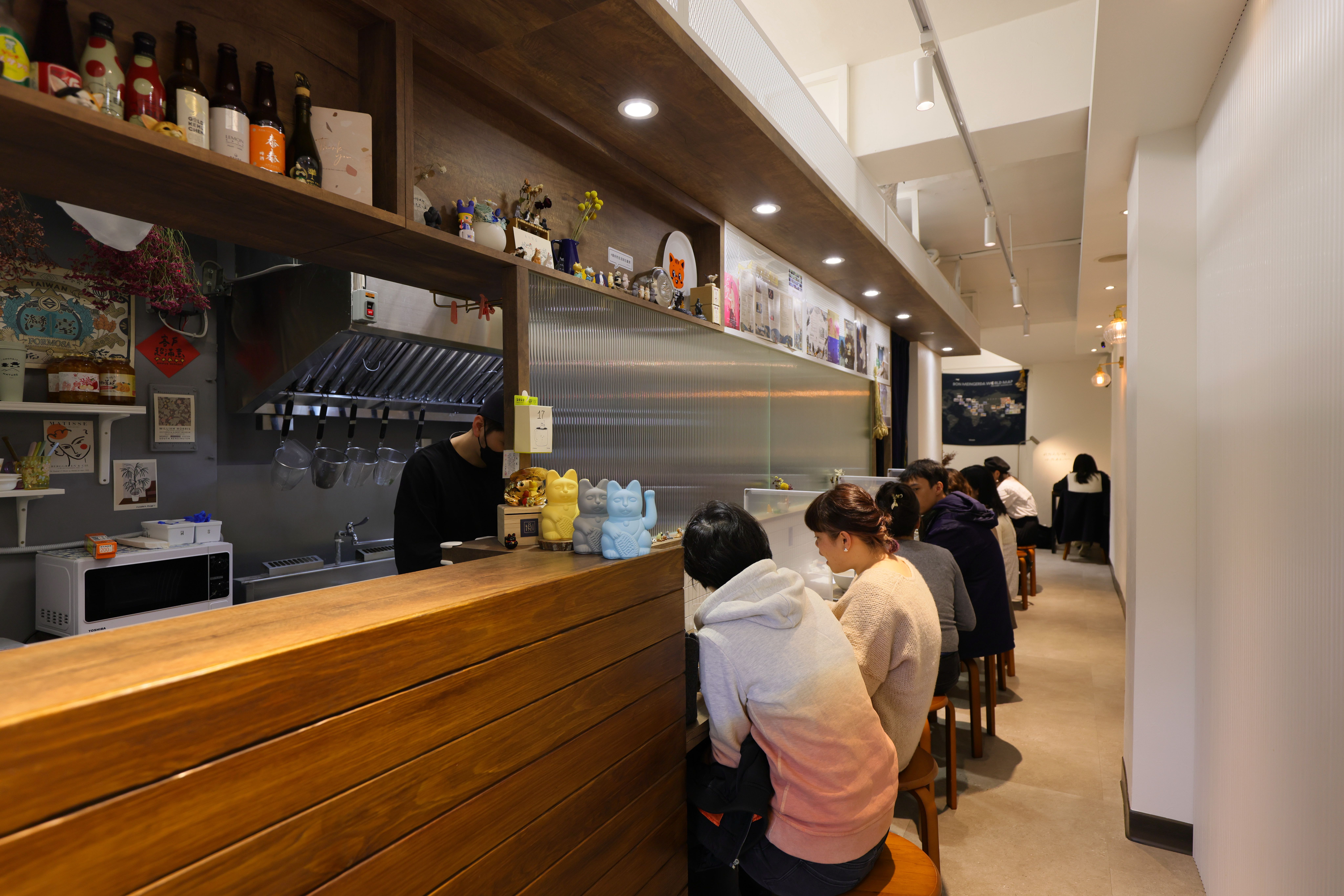 店內空間主要採吧台設計，是一個人來用餐也很舒心。