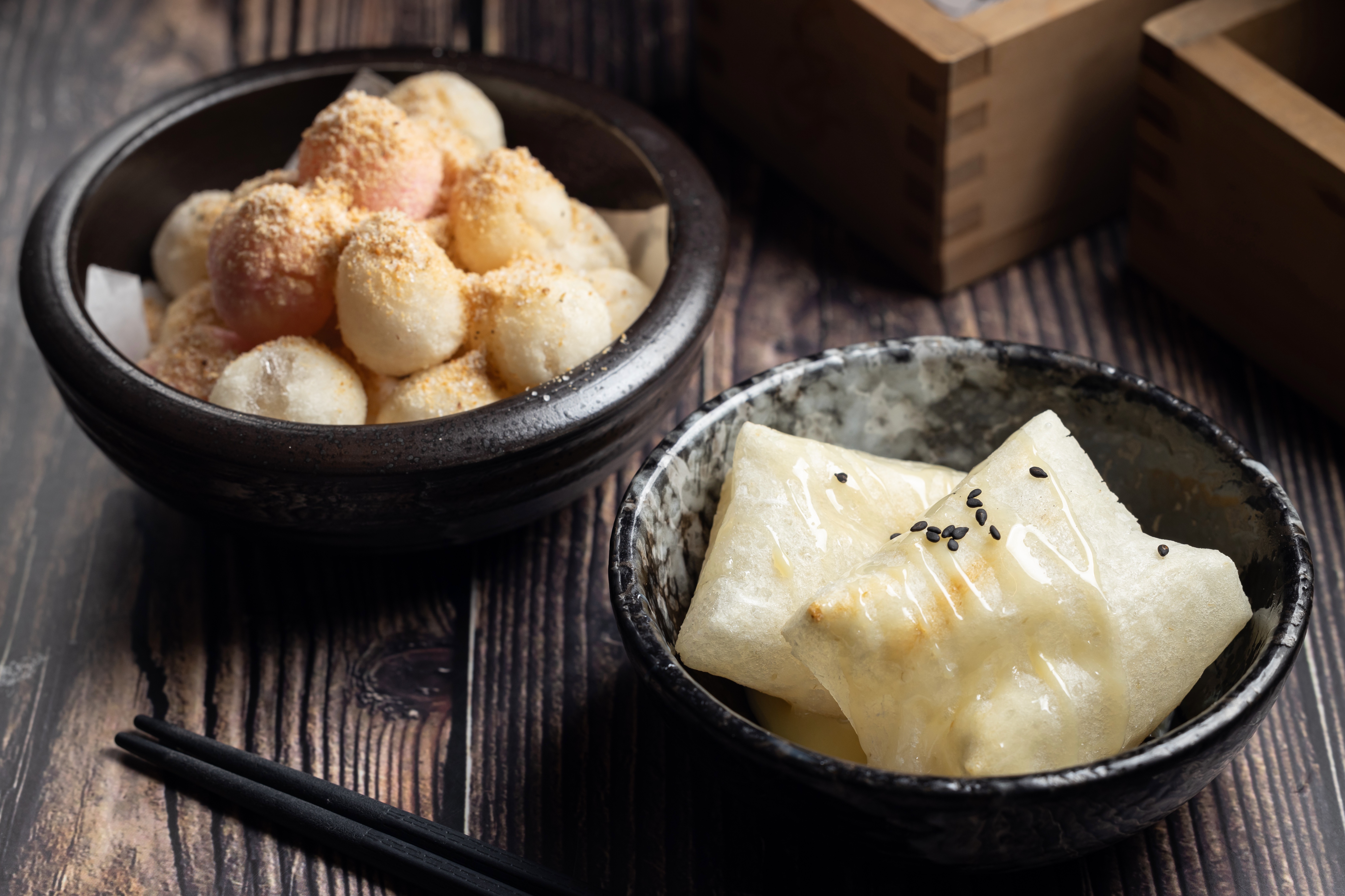 淋上煉乳的「烤麻糬」（前，45元／份） 烤得外皮膨起，咬下襲來輕盈空氣感；「炸湯圓」（後，60元／份）用紅白小湯圓，撒點花生粉，喜氣可愛。