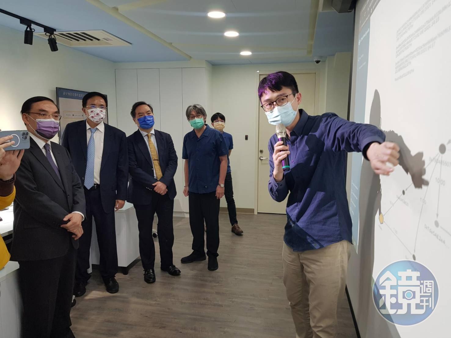 高檢署科技偵查中心揭牌，行政院政務委員羅秉成（左3）及法務部長蔡清祥（左1）等人一同聽取簡報。