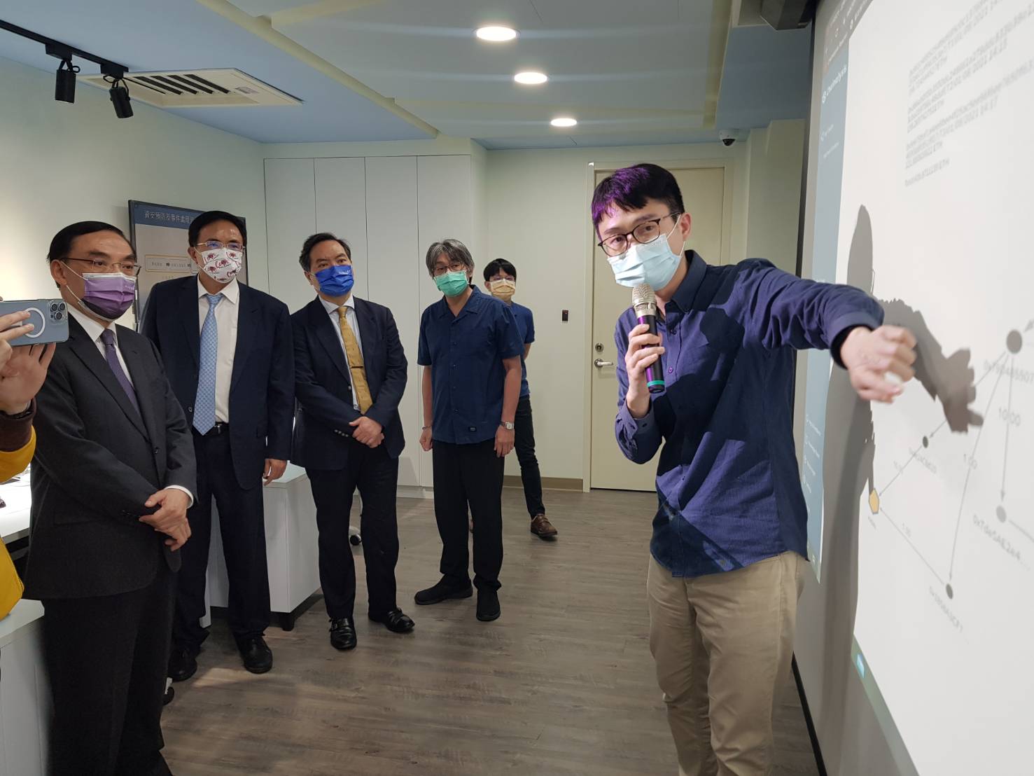 高檢署科技偵查中心揭牌，行政院政務委員羅秉成（左3）及法務部長蔡清祥（左1）等人一同聽取簡報。