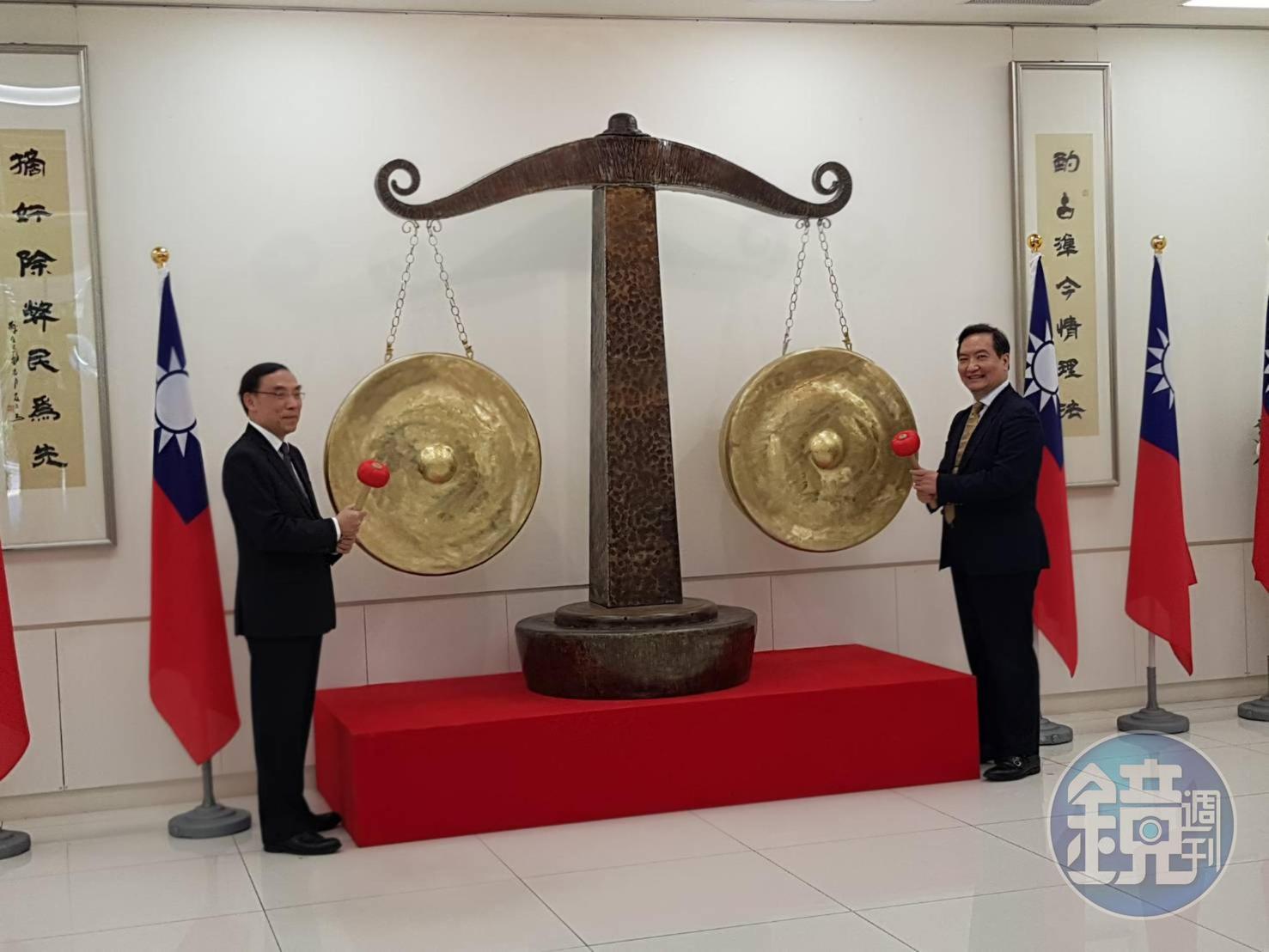 行政院政務委員羅秉成（右）及法務部長蔡清祥（左）主持司法之秤捐贈儀式，2人共同敲響銅秤，代表發出正義之聲。