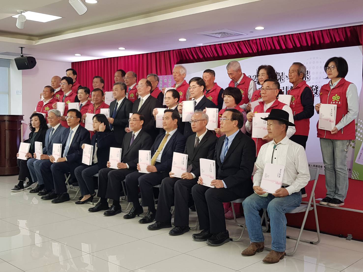 更生保護會成立76年,全台20個分會,每年服務超過1萬2,000人,工作指引新書出版,不但樹立專業化,更能藉此提升服務品質。