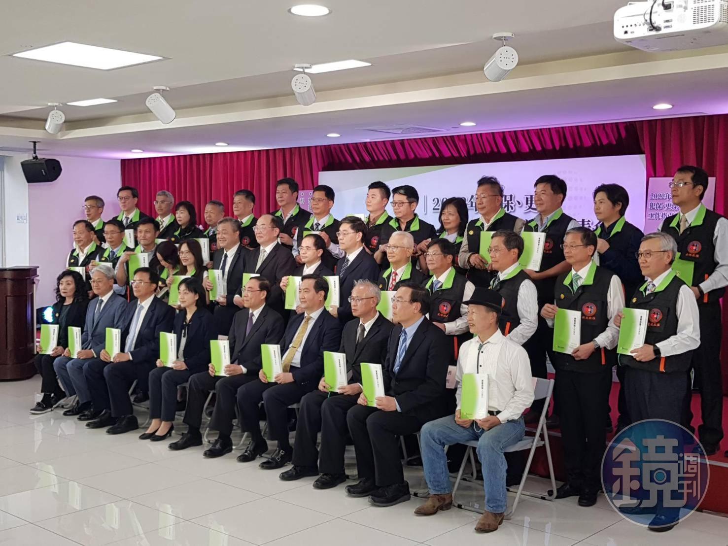 犯保除透過工作指引新書幫助新進人員晉用的考核及專業人員在職訓練，更推出小額貸款及自製商品展示，協助馨生人自立。