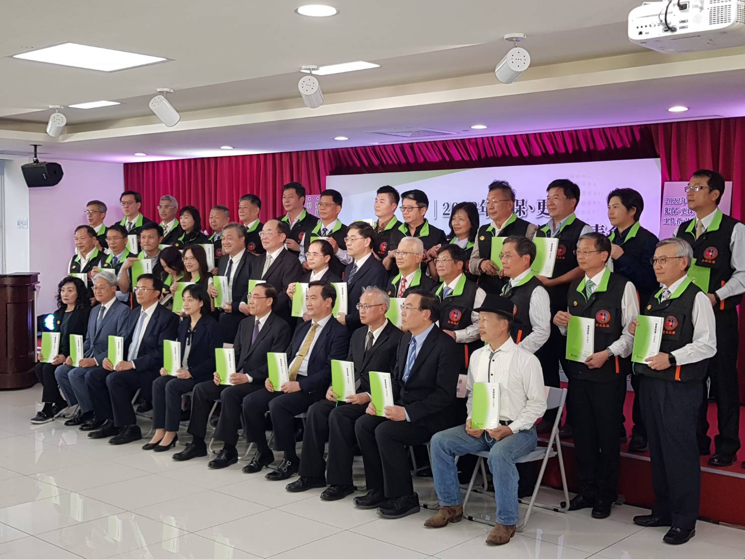 犯保除透過工作指引新書幫助新進人員晉用的考核及專業人員在職訓練,更推出小額貸款及自製商品展示,協助馨生人自立。