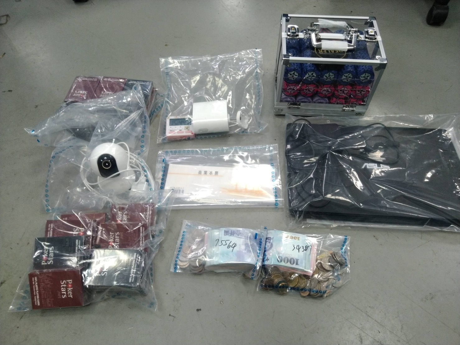 賭場內查扣的犯罪所得、工具。（警方提供）
