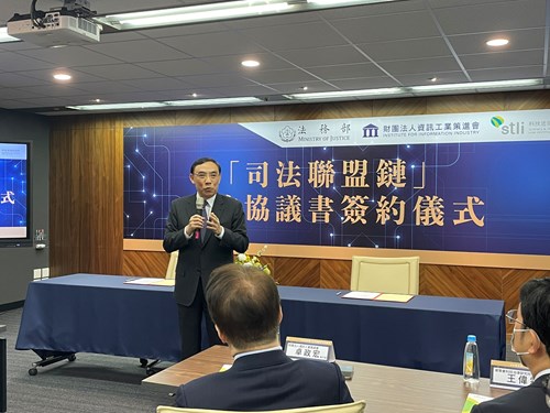 蔡清祥說，科技化的法務部是他上任以來即積極推動的政策，具體作為包括檢察、調查、廉政、行政執行及矯正等五大系統全都涵蓋。（法務部提供）