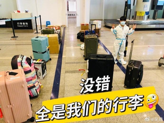 吳尊全家遷至中國,帶了23箱行李, 一雙兒女也同行。(翻攝自吳尊微博)