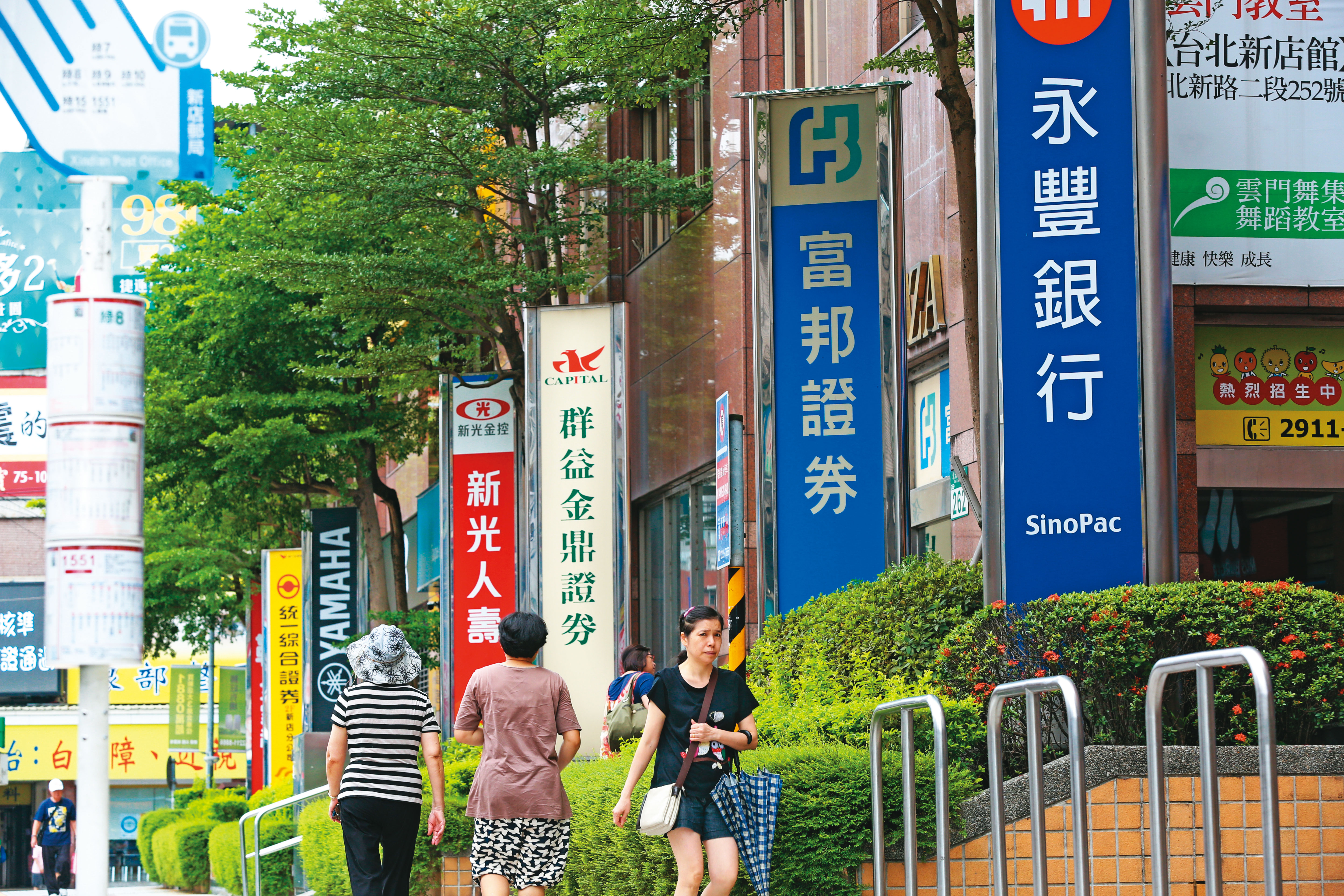 升息循環下金融股表現較為突出，若持有的是一般股票型基金，經理人自然會做持股汰換。