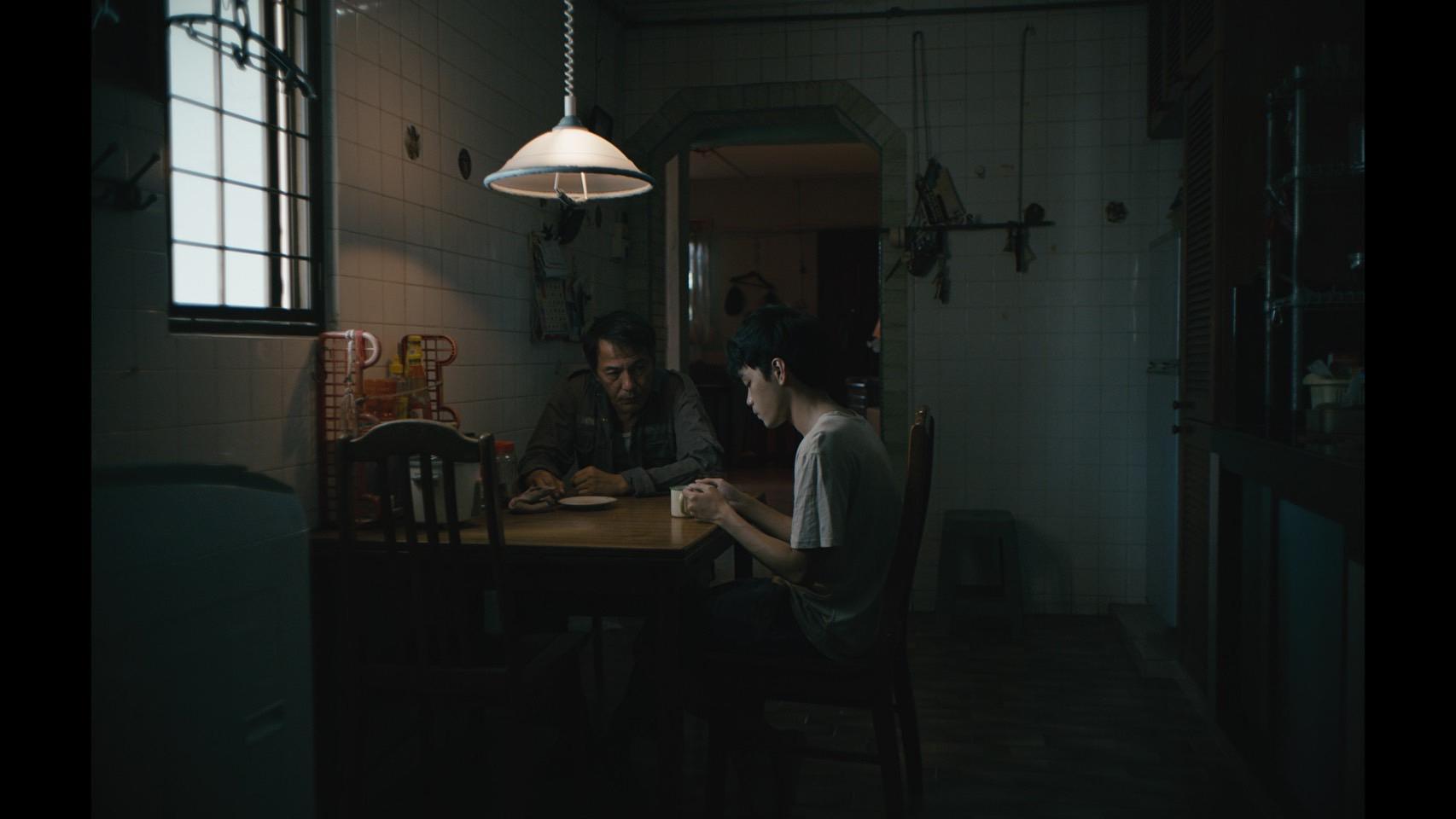 戴立忍（左）與新加坡素人演員陳嘉良（右）在《明天比昨天長久》飾演父子。（飛望影像提供）