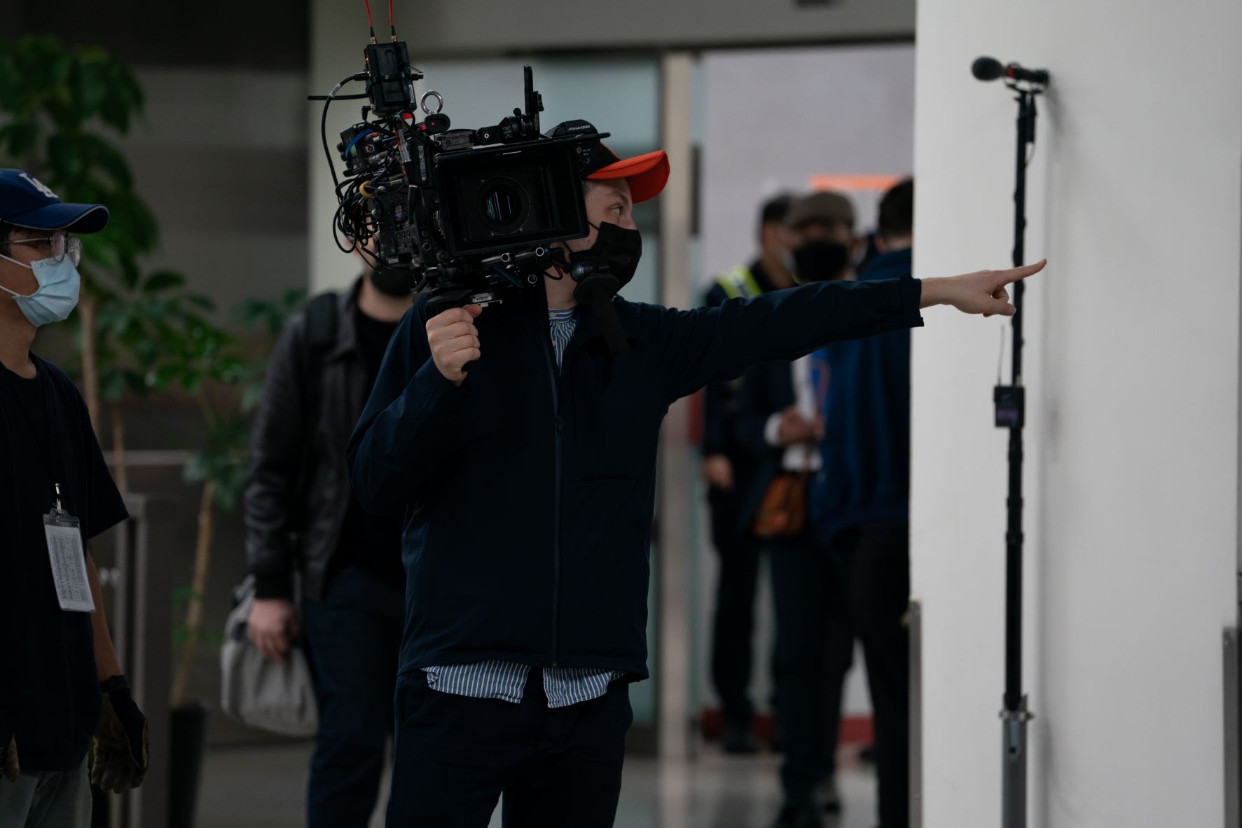 法籍導演哈希德阿米（中）來台拍攝《為了國家》，感受到本地劇組人員的工作熱忱。（馬氏影業提供）