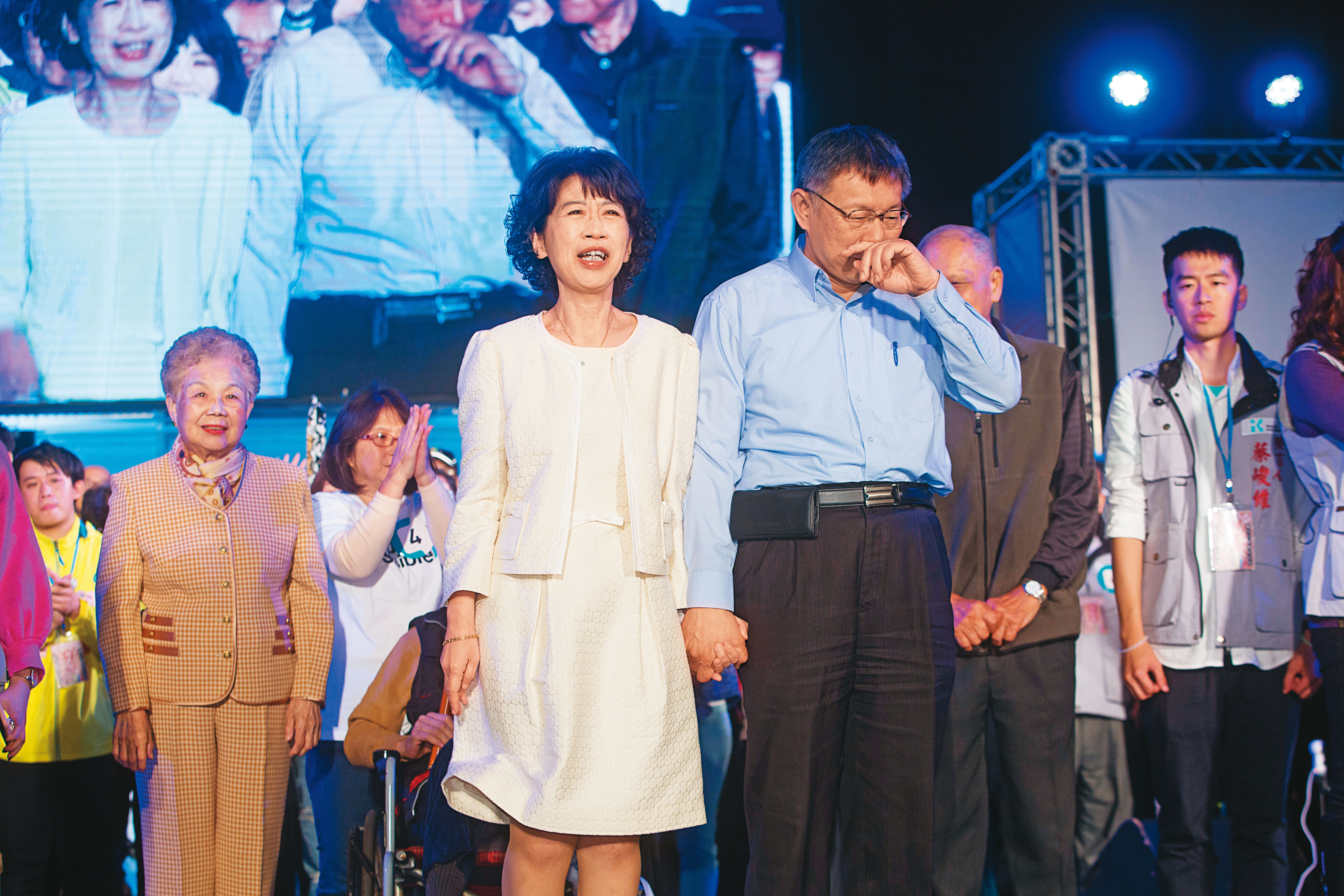 在陳佩琪（前左）的世界裡，民進黨是惡的，專門打壓迫害柯文哲（前右），它是一個邪惡的力量，而且是一個有組織的邪惡力量。