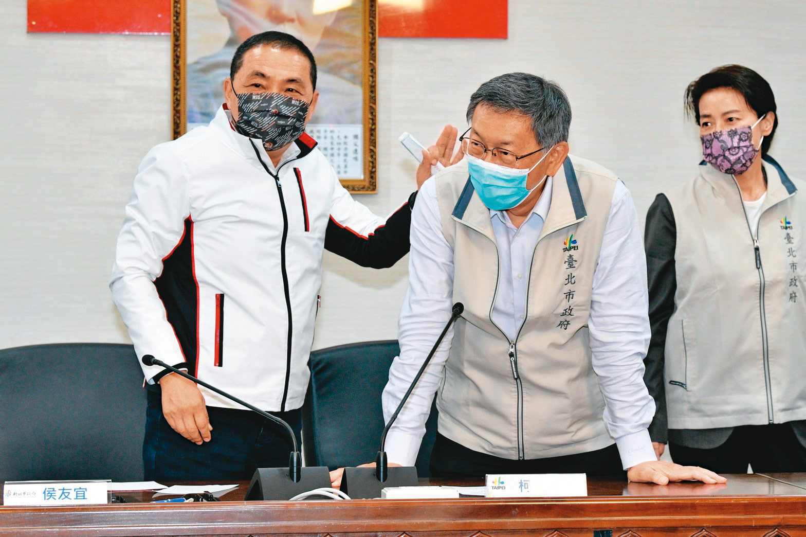 侯友宜（左）、柯文哲（中）18日同台出席雙北合作交流會議，向來少談政治議題的侯，罕見對2024大選表達看法。