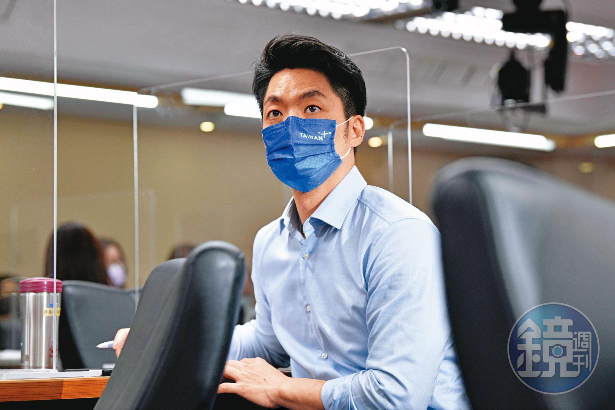 遲未宣布參選台北市長的蔣萬安,選情陷入低迷,引起藍營民代焦慮,擔憂找不到母雞。
