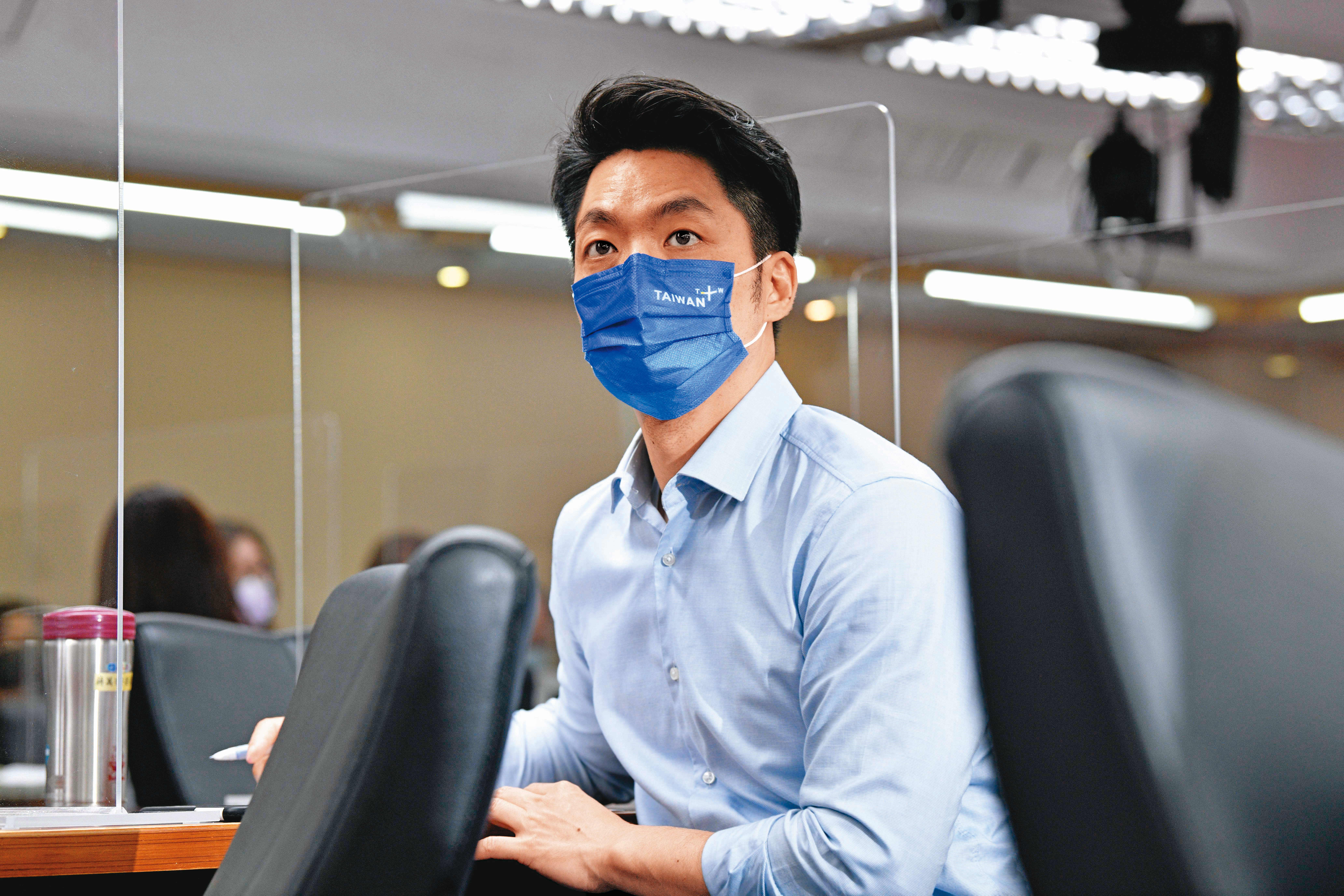遲未宣布參選台北市長的蔣萬安,選情陷入低迷,引起藍營民代焦慮,擔憂找不到母雞。